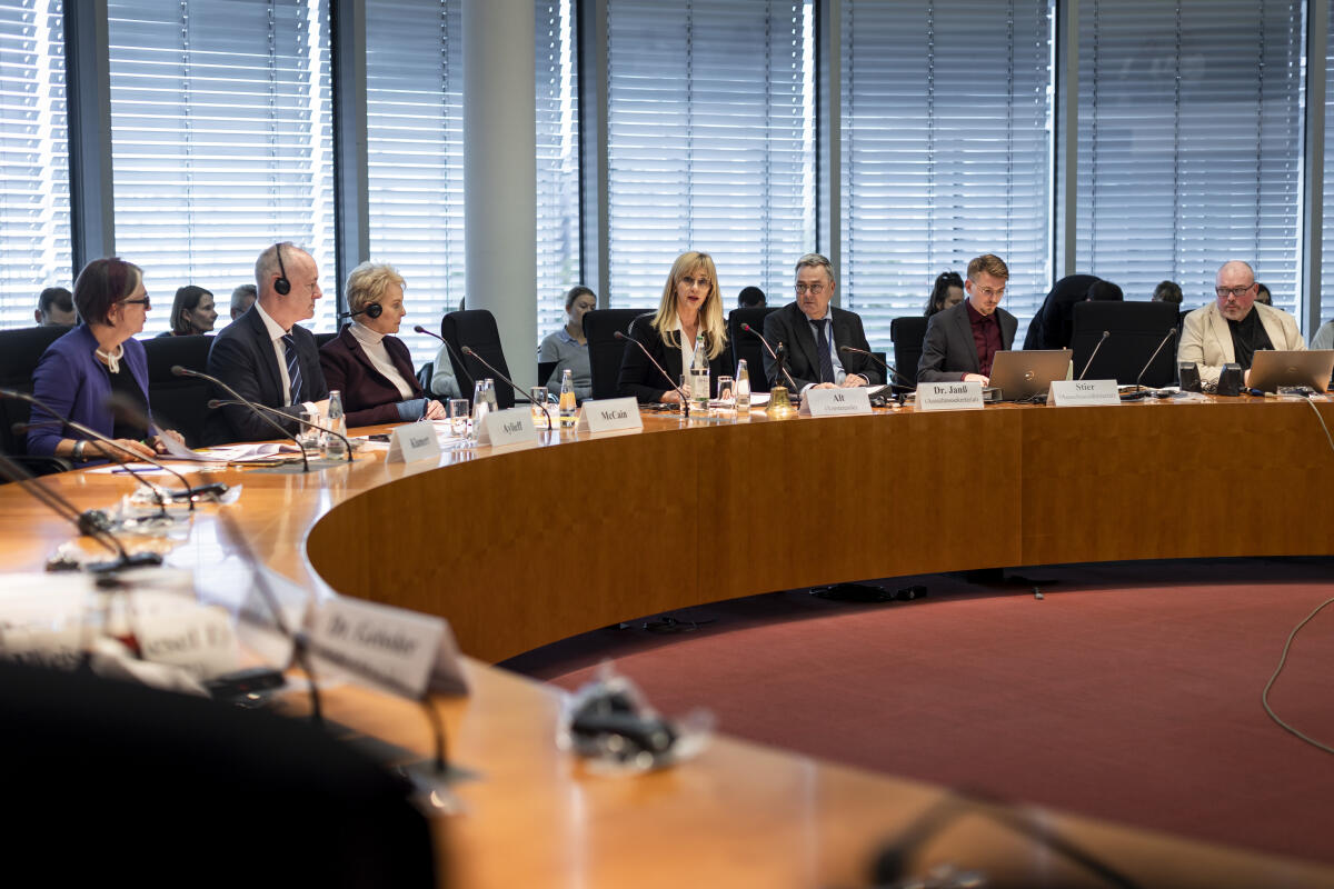 Exekutivdirektorin des Welternährungsprogramms der Vereinten Nationen, Cindy McCain, zu Gast im Ausschuss für Menschenrechte und humanitäre Hilfe. Blick in den Saal. Alt, Renata Exekutivdirektorin des Welternährungsprogramms der Vereinten Nationen, Cindy McCain, zu Gast im Ausschuss für Menschenrechte und humanitäre Hilfe. Blick in den Saal.