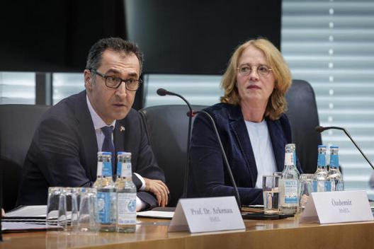 Özdemir, Cem; Rößner, Tabea Marie-Elisabeth-Lüders-Haus, Anhörungssaal