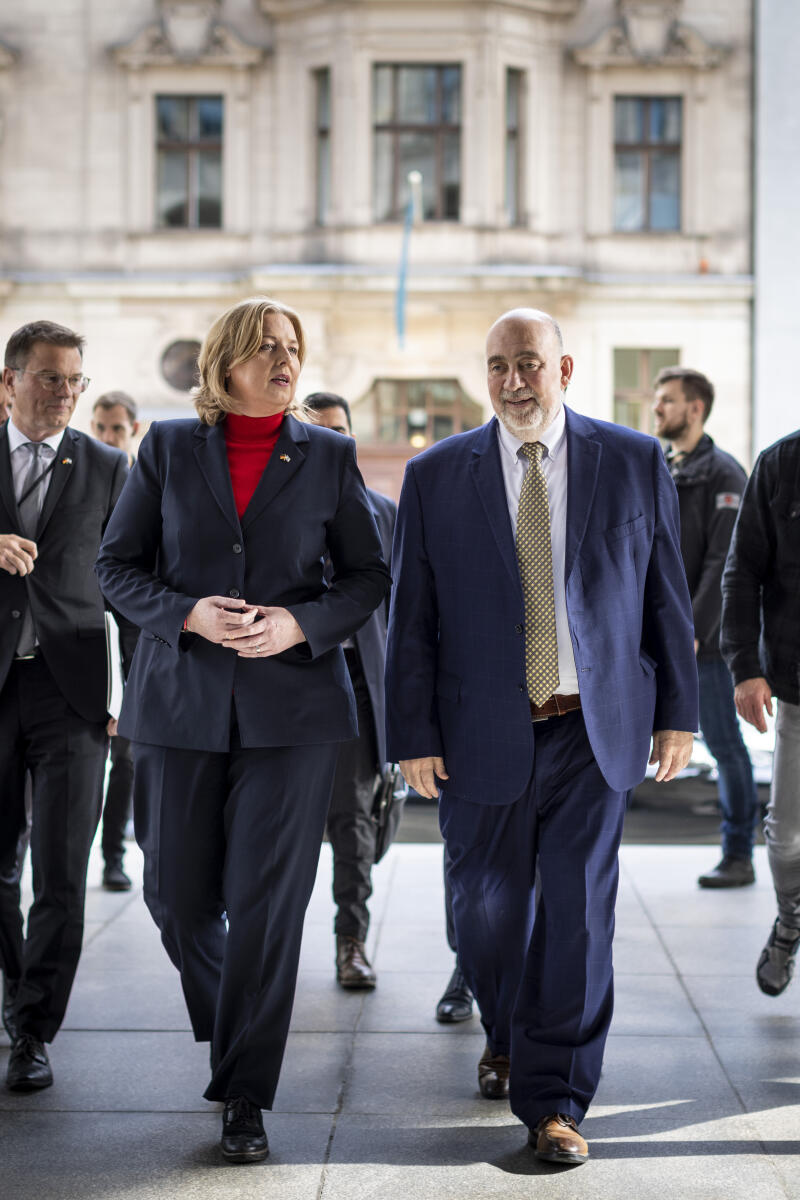 Bärbel Bas (SPD), Bundestagspräsidentin, empfängt den Botschafter des Staates Israel, Ron Prosor im Deutschen Bundestag. Bas, Bärbel Bärbel Bas (SPD), Bundestagspräsidentin, empfängt den Botschafter des Staates Israel, Ron Prosor im Deutschen Bundestag.