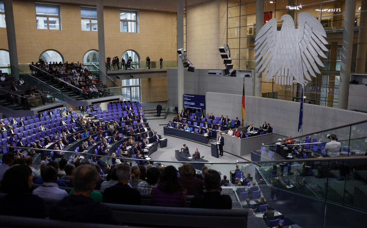 Überblick in den Plenarsaal bei der Rede von Lars Klingbeil, SPD, MdB, in der 128. Sitzung, ZP 6, zum Thema: Regierungserklärung zur Lage in Israel. Klingbeil, Lars Überblick in den Plenarsaal bei der Rede von Lars Klingbeil, SPD, MdB, in der 128. Sitzung, ZP 6, zum Thema: Regierungserklärung zur Lage in Israel.