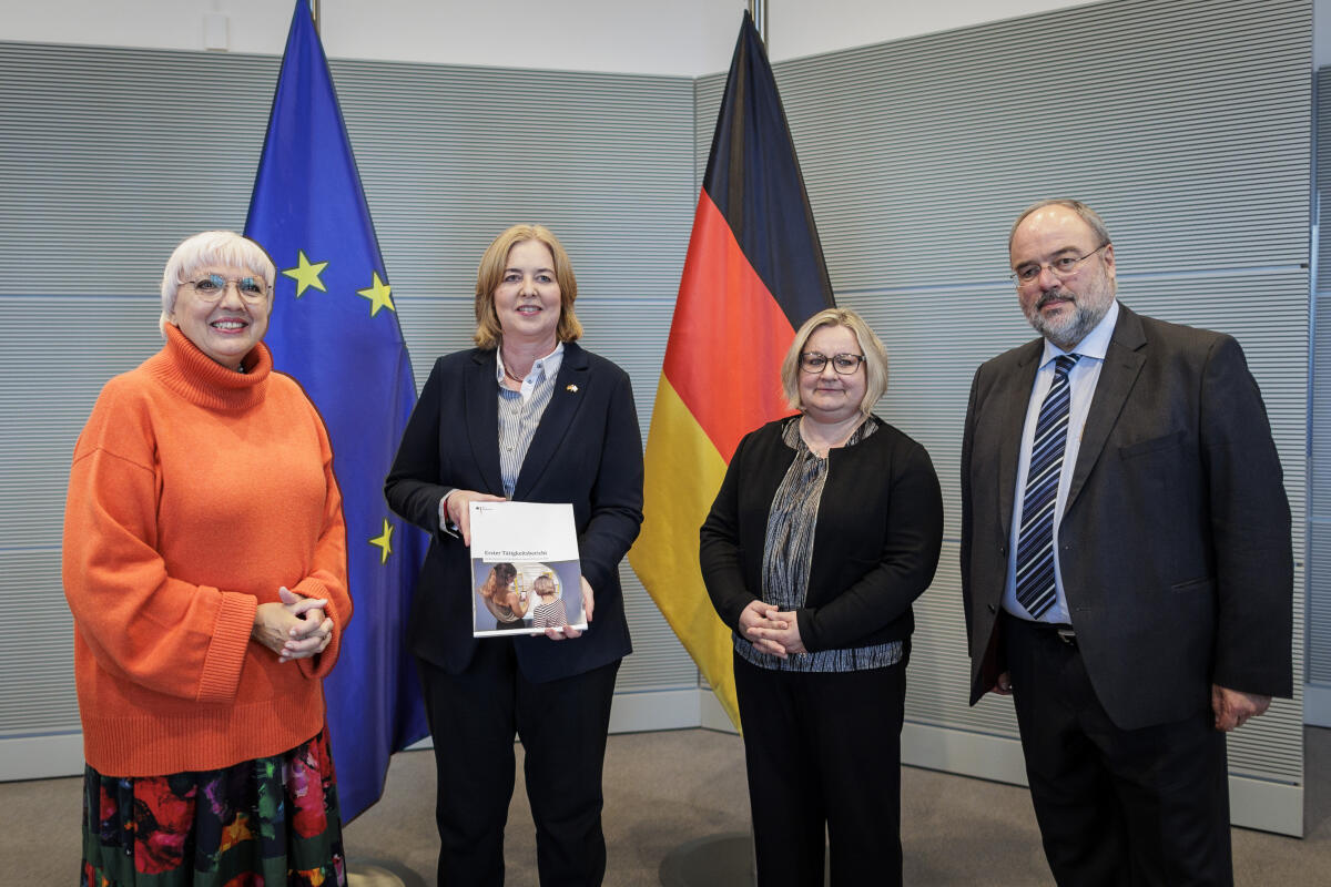 Übergabe des Tätigkeitsberichts des Bundesarchivs über die im Stasi-Unterlagen-Gesetz genannten Aufgaben an Bundestagspräsidentin Bärbel Bas (2vl), SPD, MdB, durch Staatsministerin für Kultur und Medien Claudia Roth (l), Bündnis 90/Die Grünen, MdB, Alexandra Titze (2vr), Vizepräsidentin des Bundesarchivs, und Prof. Dr. Michael Hollmann (r), Präsident des Bundesarchivs. Bas, Bärbel; Roth, Claudia Übergabe des Tätigkeitsberichts des Bundesarchivs über die im Stasi-Unterlagen-Gesetz genannten Aufgaben an Bundestagspräsidentin Bärbel Bas (2vl), SPD, MdB, durch Staatsministerin für Kultur und Medien Claudia Roth (l), Bündnis 90/Die Grünen, MdB, Alexandra Titze (2vr), Vizepräsidentin des Bundesarchivs, und Prof. Dr. Michael Hollmann (r), Präsident des Bundesarchivs.