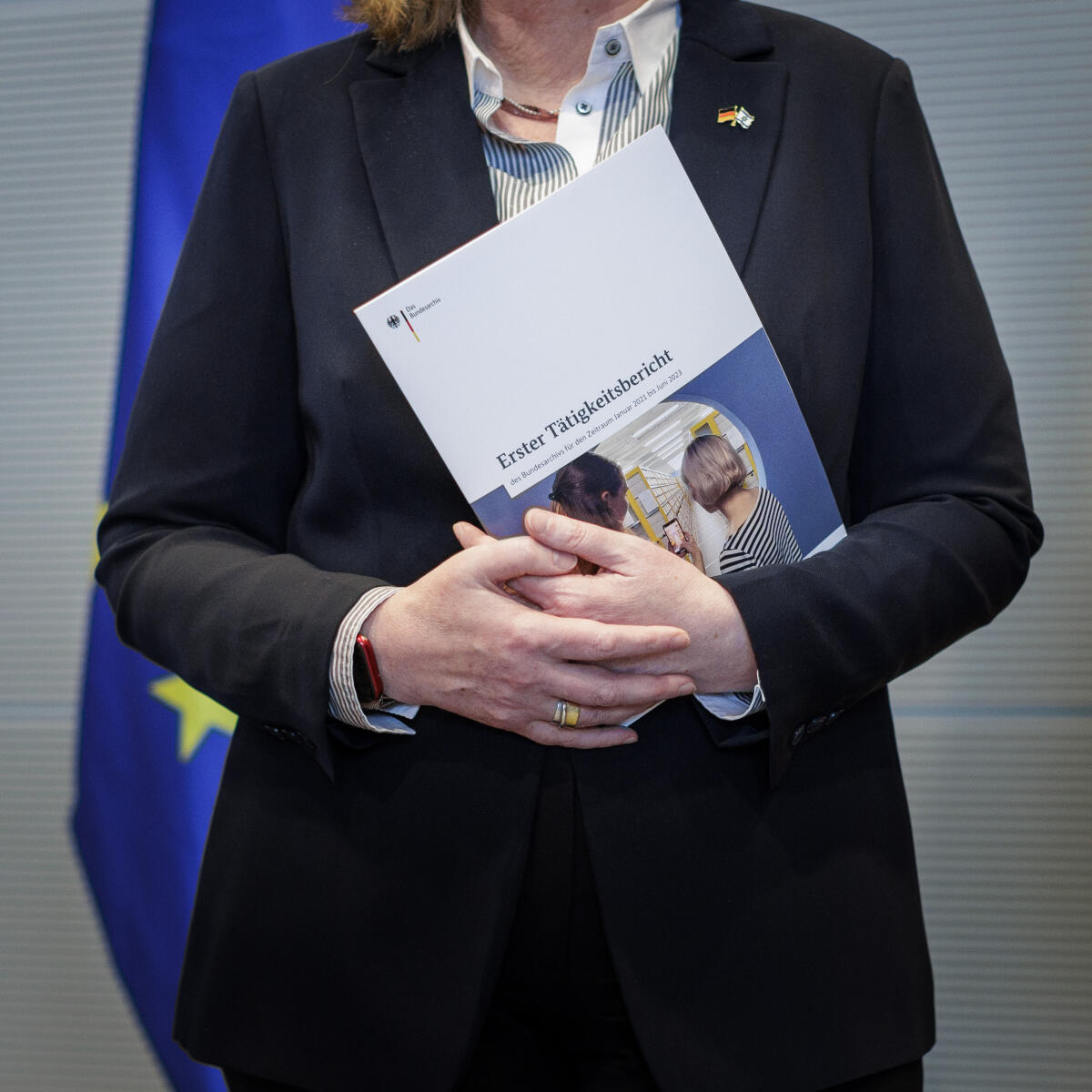 Übergabe des Tätigkeitsberichts des Bundesarchivs über die im Stasi-Unterlagen-Gesetz genannten Aufgaben an Bundestagspräsidentin Bärbel Bas, SPD, MdB. Blick auf den Bericht. Bas, Bärbel Übergabe des Tätigkeitsberichts des Bundesarchivs über die im Stasi-Unterlagen-Gesetz genannten Aufgaben an Bundestagspräsidentin Bärbel Bas, SPD, MdB. Blick auf den Bericht.