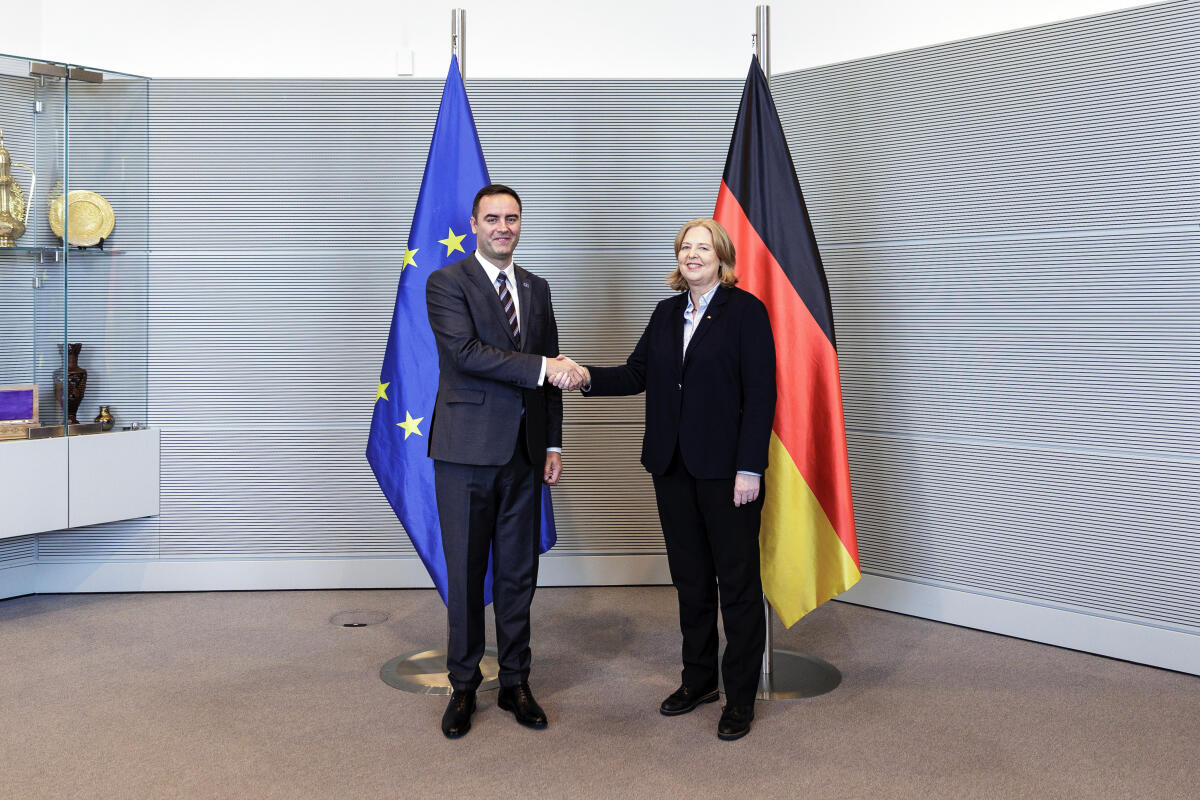 Bundestagspräsidentin Bärbel Bas (r), SPD, MdB, empfängt den Parlamentspräsidenten der Republik Kosovo, Glauk Konjufca (l), zu einem Gespräch. Bas, Bärbel Bundestagspräsidentin Bärbel Bas (r), SPD, MdB, empfängt den Parlamentspräsidenten der Republik Kosovo, Glauk Konjufca (l), zu einem Gespräch.