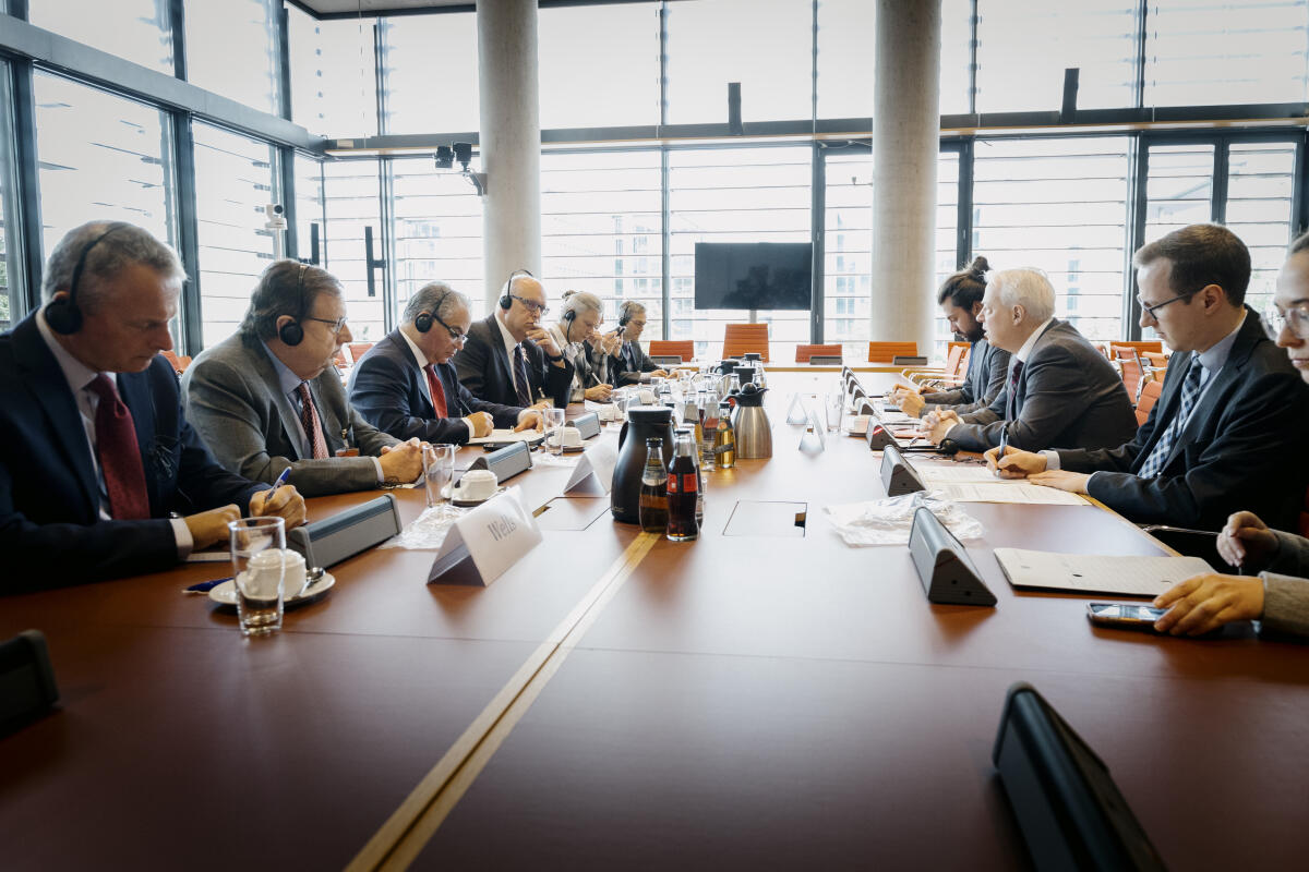 Mitglied des kanadischen Unterhauses und Vorsitzender der Parlamentariergruppe Kanada-Europa (CAEU), Francesco Sorbara, zu Gast im Ausschuss für die Angelegenheiten der Europäischen Union. Blick in den Saal. Mitglied des kanadischen Unterhauses und Vorsitzender der Parlamentariergruppe Kanada-Europa (CAEU), Francesco Sorbara, zu Gast im Ausschuss für die Angelegenheiten der Europäischen Union. Blick in den Saal.