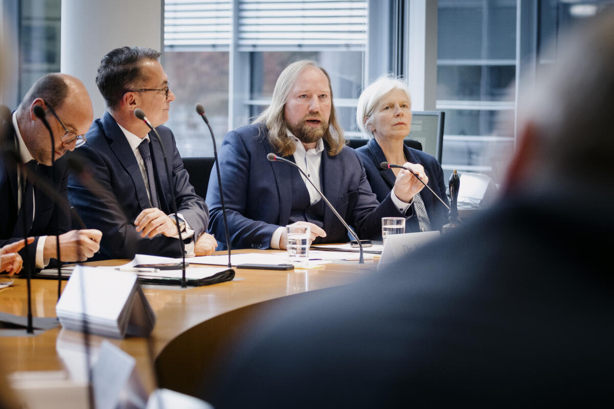 Der Präsident der Deutschen Bundesbank, Dr. Joachim Nagel (2vl), im Austausch mit Mitgliedern des Rechtsauschusses, Haushaltsauschusses, des Ausschusses für die Angelegenheiten der Europäischen Union und des Finanzausschusses.; Hier: Dr. Anton Hofreiter (3vl), Bündnis 90/Die Grünen, MdB Hofreiter, Anton Der Präsident der Deutschen Bundesbank, Dr. Joachim Nagel (2vl), im Austausch mit Mitgliedern des Rechtsauschusses, Haushaltsauschusses, des Ausschusses für die Angelegenheiten der Europäischen Union und des Finanzausschusses.; Hier: Dr. Anton Hofreiter (3vl), Bündnis 90/Die Grünen, MdB
