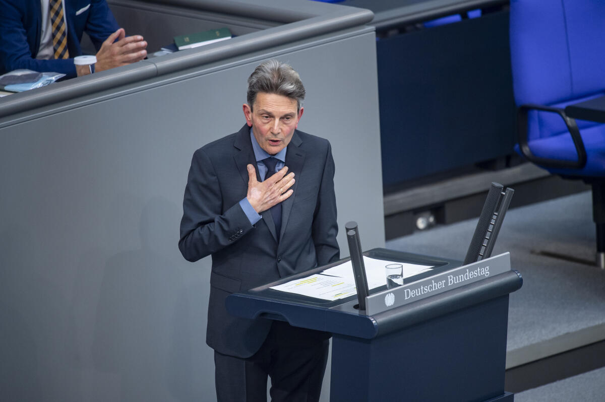 Fraktionsvorsitzender, Rolf Mützenich, SPD, MdB, spricht während der Haushaltsdebatte zum Etat des Bundeskanzlers im Plenarsaal des Deutschen Bundestages im Reichstagsgebäude. Mützenich, Rolf Fraktionsvorsitzender, Rolf Mützenich, SPD, MdB, spricht während der Haushaltsdebatte zum Etat des Bundeskanzlers im Plenarsaal des Deutschen Bundestages im Reichstagsgebäude.