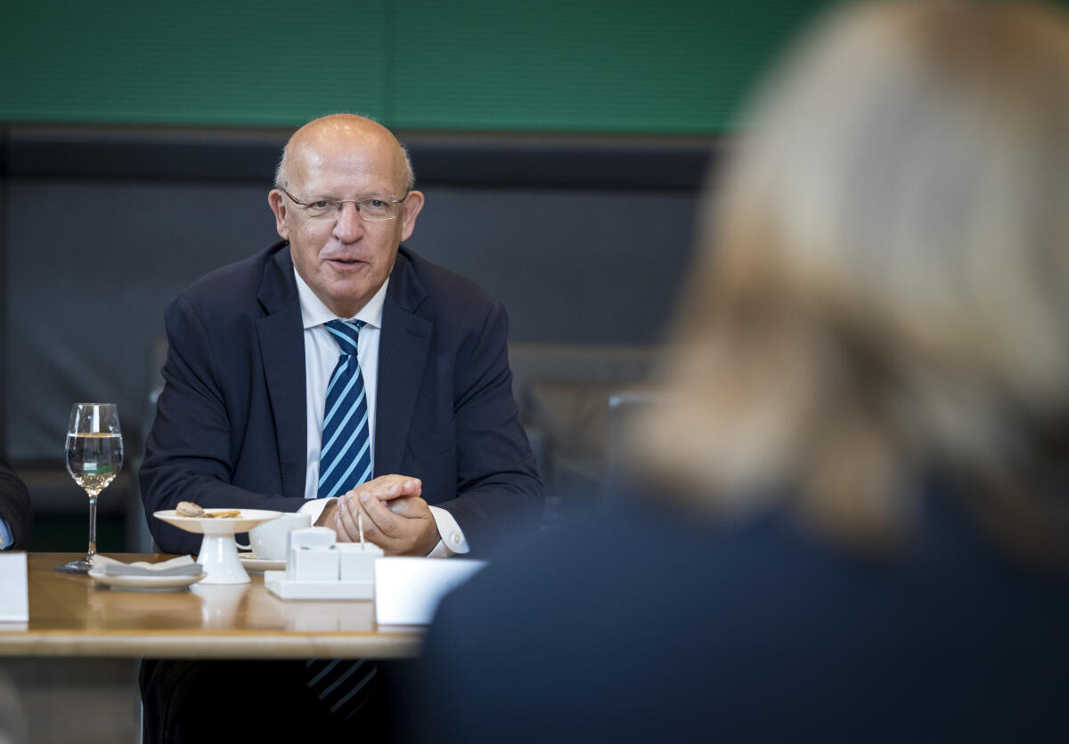 Bundestagspräsidentin Bärbel Bas, SPD, MdB, empfängt den Parlamentspräsidenten der Republik Portugal, Augustos Santos Silva (im Bild), zu einem Gespräch. Bundestagspräsidentin Bärbel Bas, SPD, MdB, empfängt den Parlamentspräsidenten der Republik Portugal, Augustos Santos Silva (im Bild), zu einem Gespräch.