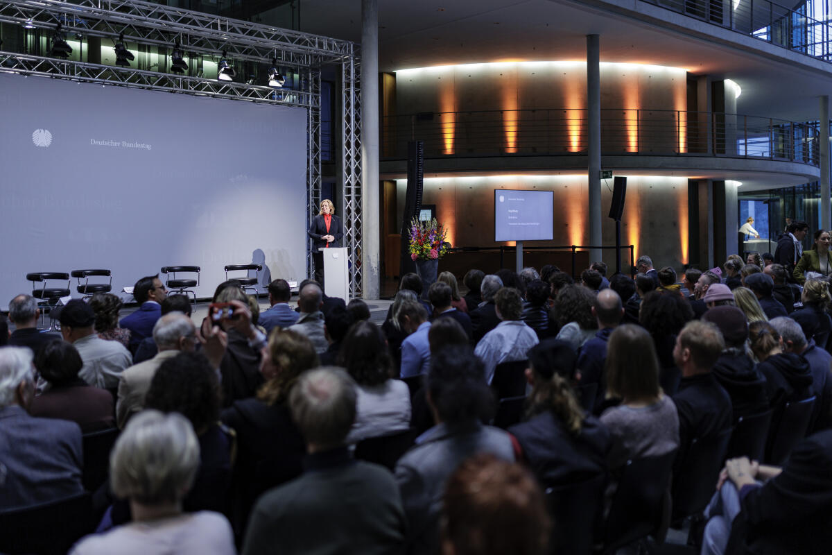 Bas, Bärbel Präsidentin des Deutschen Bundestages, Bärbel Bas, SPD, MdB, spricht zur Eröffnung der Ausstellung "Home Street Home - Wege aus der Obdachlosigkeit" in der Halle des Paul-Löbe-Hauses. 