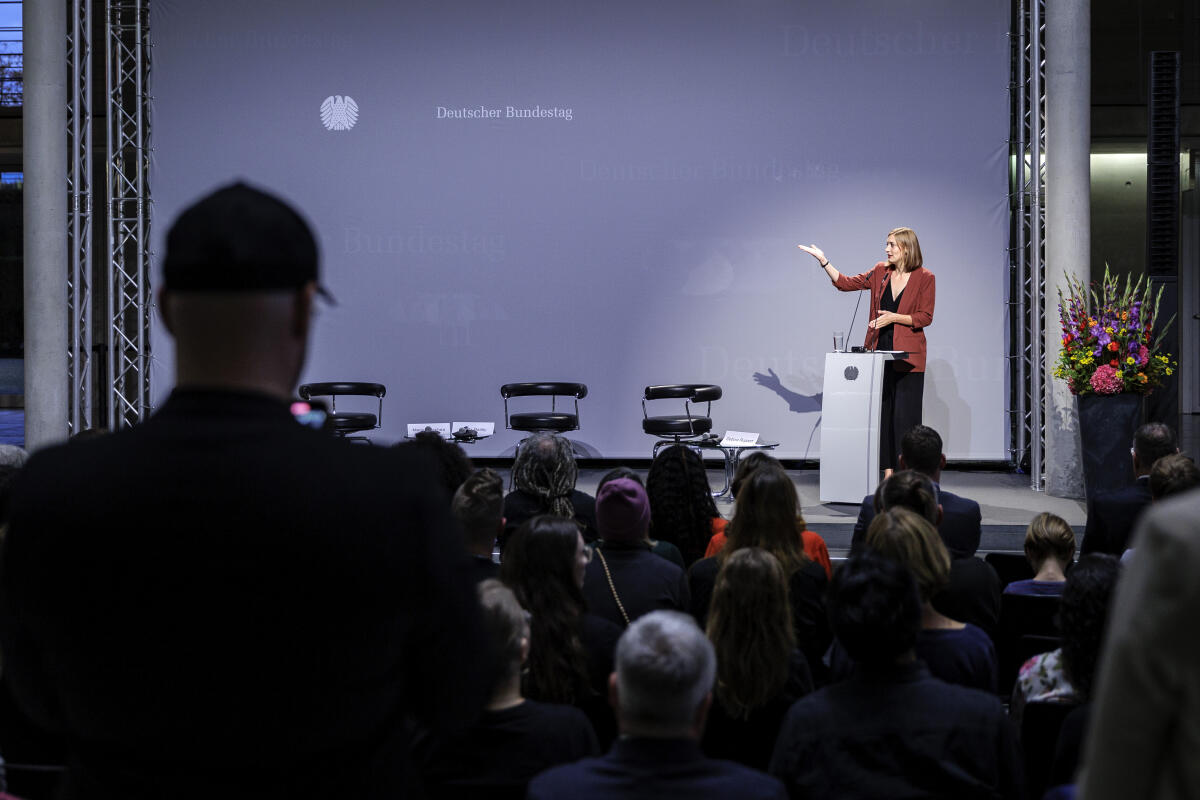 Hanna Steinmüller, Bündnis 90/Die Grünen, MdB, spricht während der Eröffnung der Ausstellung "Home Street Home - Wege aus der Obdachlosigkeit" in der Halle des Paul-Löbe-Hauses. Steinmüller, Hanna Hanna Steinmüller, Bündnis 90/Die Grünen, MdB, spricht während der Eröffnung der Ausstellung "Home Street Home - Wege aus der Obdachlosigkeit" in der Halle des Paul-Löbe-Hauses.
