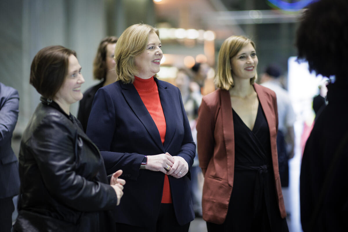 Präsidentin des Deutschen Bundestages, Bärbel Bas, SPD, MdB, bei einem Rundgang im Rahmen der Eröffnung der Ausstellung "Home Street Home - Wege aus der Obdachlosigkeit" in der Halle des Paul-Löbe-Hauses. Bas, Bärbel Präsidentin des Deutschen Bundestages, Bärbel Bas, SPD, MdB, bei einem Rundgang im Rahmen der Eröffnung der Ausstellung "Home Street Home - Wege aus der Obdachlosigkeit" in der Halle des Paul-Löbe-Hauses.