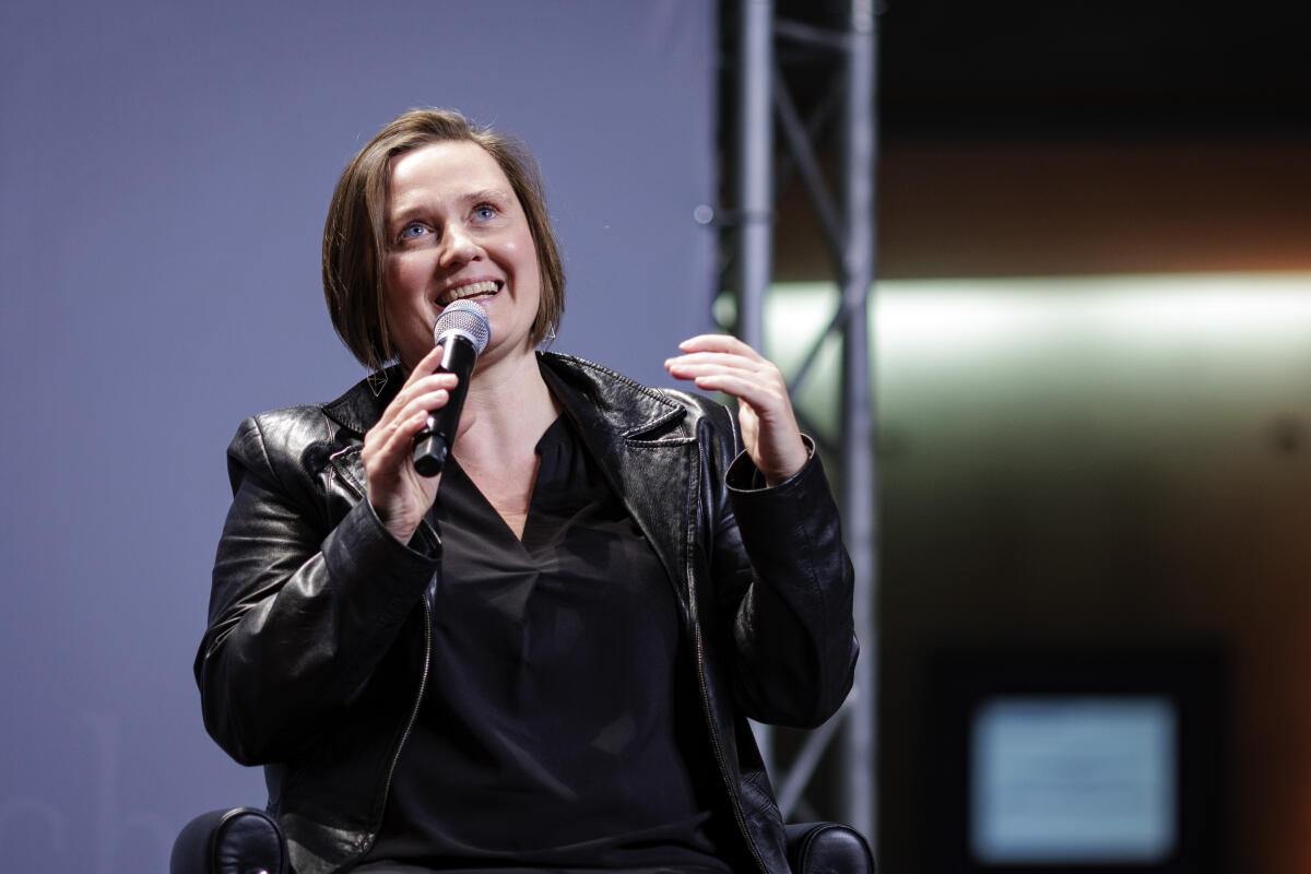 Ausstellerin und Fotografin, Debora Ruppert, spricht in einer Podiumsdiskussion während der Eröffnung der Ausstellung "Home Street Home - Wege aus der Obdachlosigkeit" in der Halle des Paul-Löbe-Hauses. Ruppert, Debora Ausstellerin und Fotografin, Debora Ruppert, spricht in einer Podiumsdiskussion während der Eröffnung der Ausstellung "Home Street Home - Wege aus der Obdachlosigkeit" in der Halle des Paul-Löbe-Hauses.
