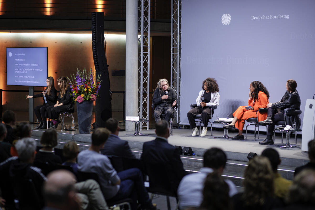 v.l.n.r: Dipl.-Soziologe bei Diakonie Saar, Projekt Housing First, Achim Ickler, Porträtierte, Ines Maria Arrechea Iznaga, Schauspielerin und Moderatorin, Benita Bailey, sowie Ausstellerin und Fotografin, Debora Ruppert, im Gespräch bei einer Podiumsdiskussion während der Eröffnung der Ausstellung "Home Street Home - Wege aus der Obdachlosigkeit" in der Halle des Paul-Löbe-Hauses. Ruppert, Debora; Ickler, Achim; Bailey, Benita; Iznaga, Ines Maria Arrechea v.l.n.r: Dipl.-Soziologe bei Diakonie Saar, Projekt Housing First, Achim Ickler, Porträtierte, Ines Maria Arrechea Iznaga, Schauspielerin und Moderatorin, Benita Bailey, sowie Ausstellerin und Fotografin, Debora Ruppert, im Gespräch bei einer Podiumsdiskussion während der Eröffnung der Ausstellung "Home Street Home - Wege aus der Obdachlosigkeit" in der Halle des Paul-Löbe-Hauses.
