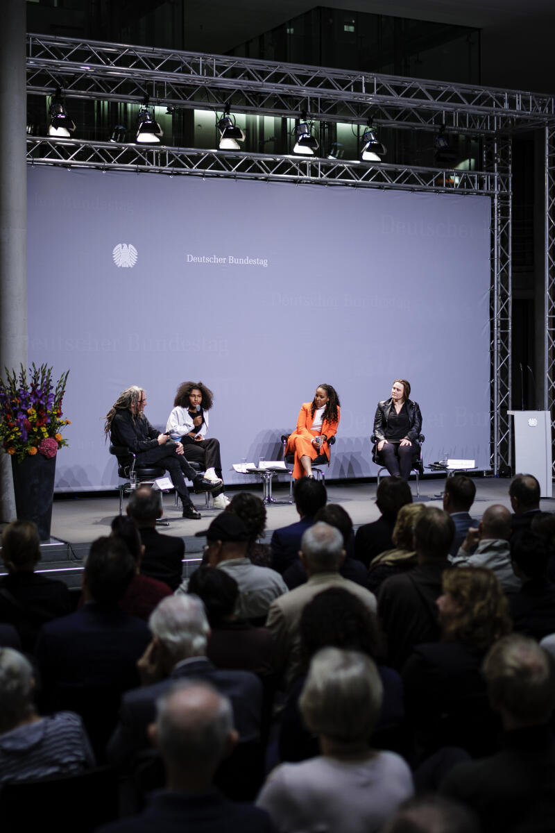 v.l.n.r: Dipl.-Soziologe bei Diakonie Saar, Projekt Housing First, Achim Ickler, Porträtierte, Ines Maria Arrechea Iznaga, Schauspielerin und Moderatorin, Benita Bailey, sowie Ausstellerin und Fotografin, Debora Ruppert, im Gespräch bei einer Podiumsdiskussion während der Eröffnung der Ausstellung "Home Street Home - Wege aus der Obdachlosigkeit" in der Halle des Paul-Löbe-Hauses. Ruppert, Debora; Ickler, Achim; Bailey, Benita; Iznaga, Ines Maria Arrechea v.l.n.r: Dipl.-Soziologe bei Diakonie Saar, Projekt Housing First, Achim Ickler, Porträtierte, Ines Maria Arrechea Iznaga, Schauspielerin und Moderatorin, Benita Bailey, sowie Ausstellerin und Fotografin, Debora Ruppert, im Gespräch bei einer Podiumsdiskussion während der Eröffnung der Ausstellung "Home Street Home - Wege aus der Obdachlosigkeit" in der Halle des Paul-Löbe-Hauses.