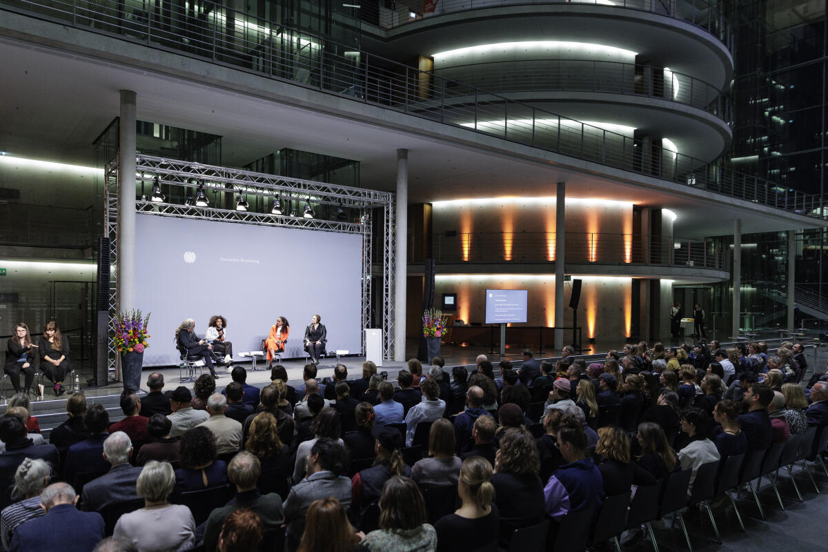 v.l.n.r: Dipl.-Soziologe bei Diakonie Saar, Projekt Housing First, Achim Ickler, Porträtierte, Ines Maria Arrechea Iznaga, Schauspielerin und Moderatorin, Benita Bailey, sowie Ausstellerin und Fotografin, Debora Ruppert, im Gespräch bei einer Podiumsdiskussion während der Eröffnung der Ausstellung "Home Street Home - Wege aus der Obdachlosigkeit" in der Halle des Paul-Löbe-Hauses. Ruppert, Debora; Ickler, Achim; Bailey, Benita; Iznaga, Ines Maria Arrechea v.l.n.r: Dipl.-Soziologe bei Diakonie Saar, Projekt Housing First, Achim Ickler, Porträtierte, Ines Maria Arrechea Iznaga, Schauspielerin und Moderatorin, Benita Bailey, sowie Ausstellerin und Fotografin, Debora Ruppert, im Gespräch bei einer Podiumsdiskussion während der Eröffnung der Ausstellung "Home Street Home - Wege aus der Obdachlosigkeit" in der Halle des Paul-Löbe-Hauses.