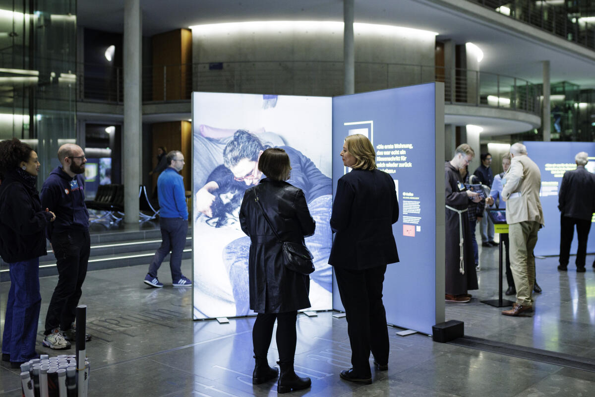 Präsidentin des Deutschen Bundestages, Bärbel Bas, SPD, MdB, im Gespräch mit Ausstellerin und Fotografin, Debora Ruppert, beim Rundgang durch die Ausstellung "Home Street Home - Wege aus der Obdachlosigkeit" während der Eröffnung. Bas, Bärbel; Ruppert, Debora Präsidentin des Deutschen Bundestages, Bärbel Bas, SPD, MdB, im Gespräch mit Ausstellerin und Fotografin, Debora Ruppert, beim Rundgang durch die Ausstellung "Home Street Home - Wege aus der Obdachlosigkeit" während der Eröffnung.