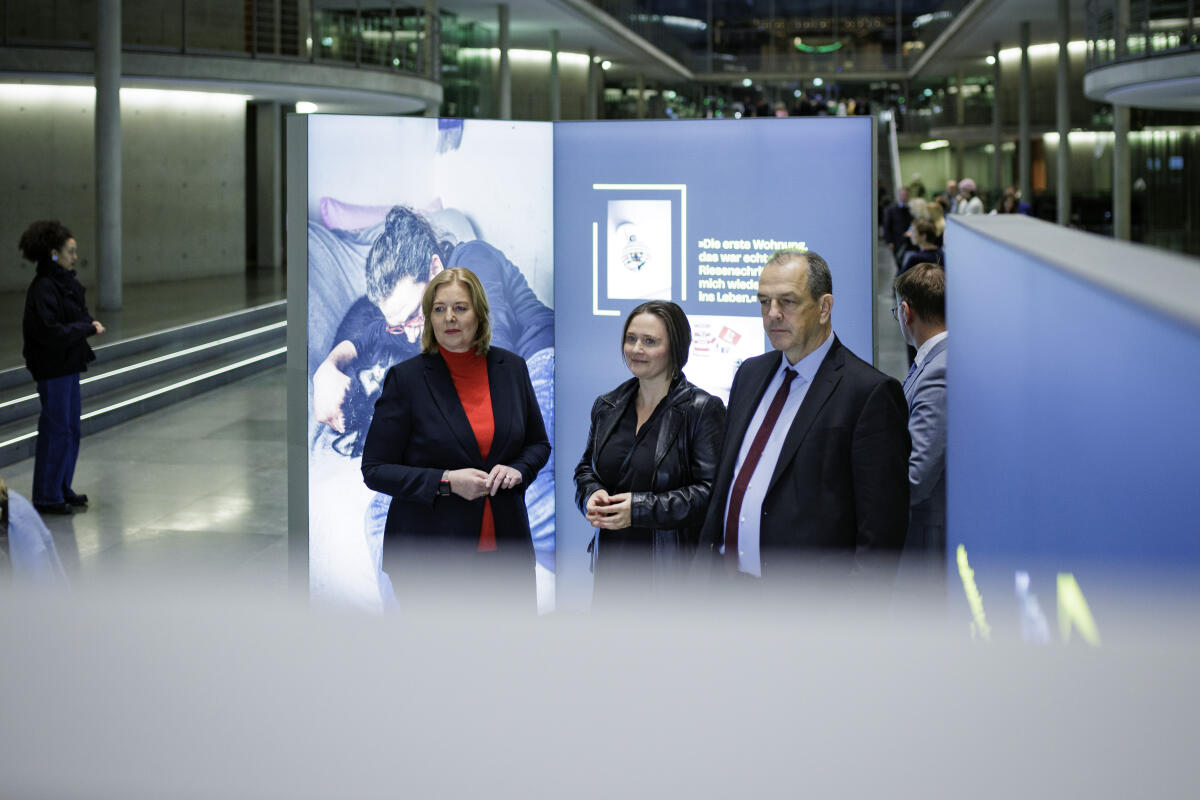 Präsidentin des Deutschen Bundestages, Bärbel Bas, SPD, MdB, (links), im Gespräch mit Ausstellerin und Fotografin, Debora Ruppert, (Mitte), und Direktor beim Deutschen Bundestag, Dr. Michael Schäfer, (rechts), beim Rundgang durch die Ausstellung "Home Street Home - Wege aus der Obdachlosigkeit" während der Eröffnung. Bas, Bärbel; Schäfer, Michael; Ruppert, Debora Präsidentin des Deutschen Bundestages, Bärbel Bas, SPD, MdB, (links), im Gespräch mit Ausstellerin und Fotografin, Debora Ruppert, (Mitte), und Direktor beim Deutschen Bundestag, Dr. Michael Schäfer, (rechts), beim Rundgang durch die Ausstellung "Home Street Home - Wege aus der Obdachlosigkeit" während der Eröffnung.