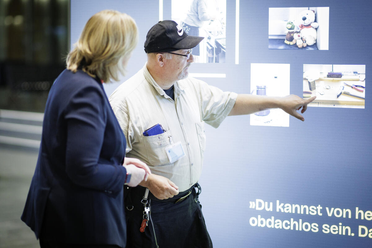 Präsidentin des Deutschen Bundestages, Bärbel Bas, SPD, MdB, im Gespräch mit einem der Porträtierten bei einem Rundgang durch die Ausstellung "Home Street Home - Wege aus der Obdachlosigkeit" während der Eröffnung in der Halle des Paul-Löbe-Hauses. Bas, Bärbel Präsidentin des Deutschen Bundestages, Bärbel Bas, SPD, MdB, im Gespräch mit einem der Porträtierten bei einem Rundgang durch die Ausstellung "Home Street Home - Wege aus der Obdachlosigkeit" während der Eröffnung in der Halle des Paul-Löbe-Hauses.