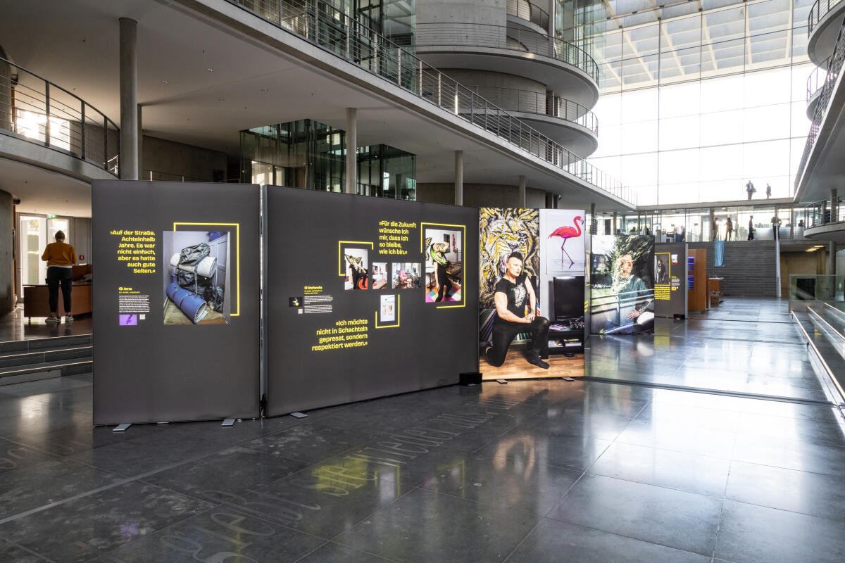 Die Ausstellung "Home Street Home – Wege aus der Obdachlosigkeit" zeigt Perspektiven und Schicksale von 18 porträtierten Menschen, die den Weg aus der Obdach- und Wohnungslosigkeit zurück in ein eigenes Zuhause gefunden haben. Die Ausstellung beleuchtet verschiedene Fragestellungen rund um das Thema Obdach- und Wohnungslosigkeit und erzählt die Geschichten von Menschen, die selbst über viele Jahre wohnungs- oder obdachlos waren. ; Im Zeitraum vom 18. Oktober bis 17. November 2023 wird die Ausstellung in der Halle im Paul-Löbe-Haus präsentiert. Die Ausstellung "Home Street Home – Wege aus der Obdachlosigkeit" zeigt Perspektiven und Schicksale von 18 porträtierten Menschen, die den Weg aus der Obdach- und Wohnungslosigkeit zurück in ein eigenes Zuhause gefunden haben. Die Ausstellung beleuchtet verschiedene Fragestellungen rund um das Thema Obdach- und Wohnungslosigkeit und erzählt die Geschichten von Menschen, die selbst über viele Jahre wohnungs- oder obdachlos waren. ; Im Zeitraum vom 18. Oktober bis 17. November 2023 wird die Ausstellung in der Halle im Paul-Löbe-Haus präsentiert.