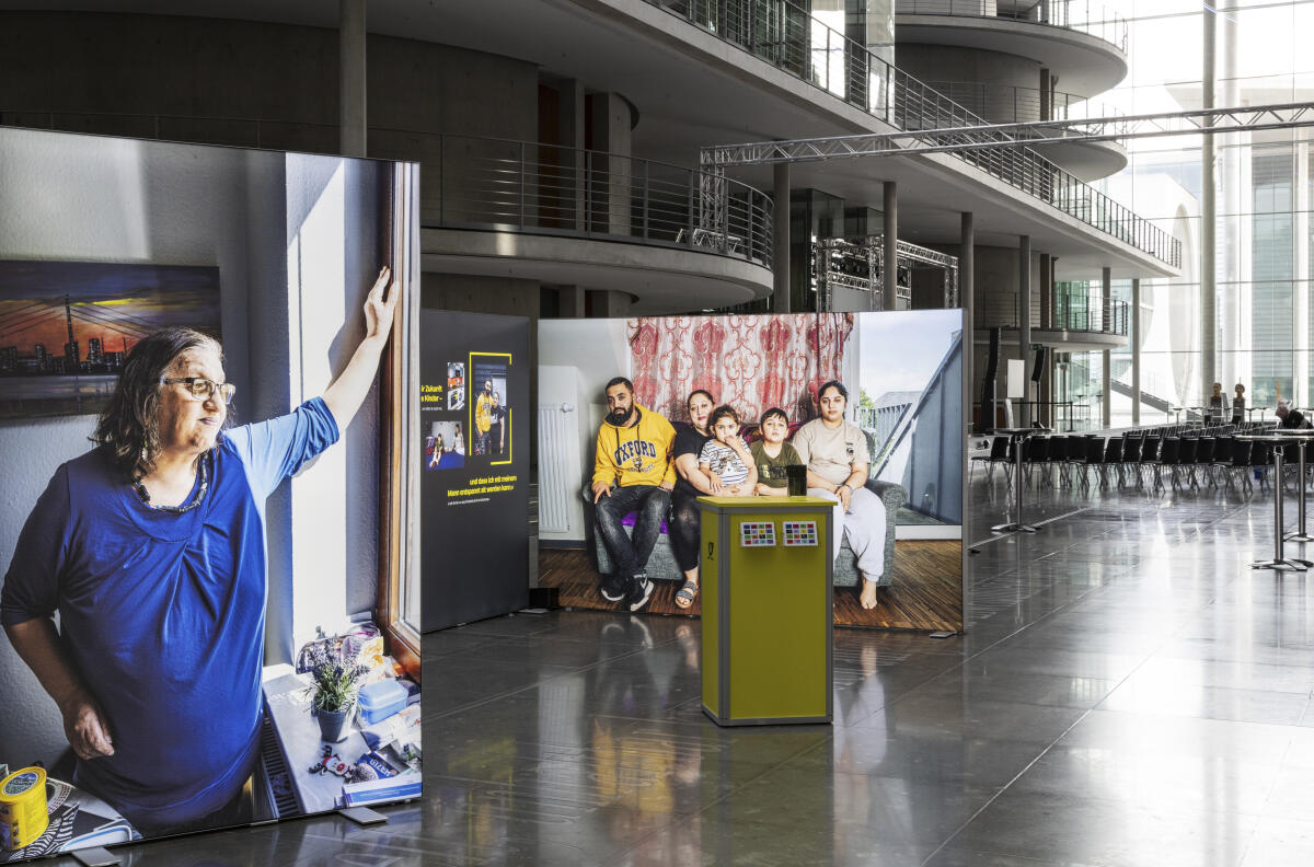 Die Ausstellung "Home Street Home – Wege aus der Obdachlosigkeit" zeigt Perspektiven und Schicksale von 18 porträtierten Menschen, die den Weg aus der Obdach- und Wohnungslosigkeit zurück in ein eigenes Zuhause gefunden haben. Die Ausstellung beleuchtet verschiedene Fragestellungen rund um das Thema Obdach- und Wohnungslosigkeit und erzählt die Geschichten von Menschen, die selbst über viele Jahre wohnungs- oder obdachlos waren. ; Im Zeitraum vom 18. Oktober bis 17. November 2023 wird die Ausstellung in der Halle im Paul-Löbe-Haus präsentiert. Die Ausstellung "Home Street Home – Wege aus der Obdachlosigkeit" zeigt Perspektiven und Schicksale von 18 porträtierten Menschen, die den Weg aus der Obdach- und Wohnungslosigkeit zurück in ein eigenes Zuhause gefunden haben. Die Ausstellung beleuchtet verschiedene Fragestellungen rund um das Thema Obdach- und Wohnungslosigkeit und erzählt die Geschichten von Menschen, die selbst über viele Jahre wohnungs- oder obdachlos waren. ; Im Zeitraum vom 18. Oktober bis 17. November 2023 wird die Ausstellung in der Halle im Paul-Löbe-Haus präsentiert.