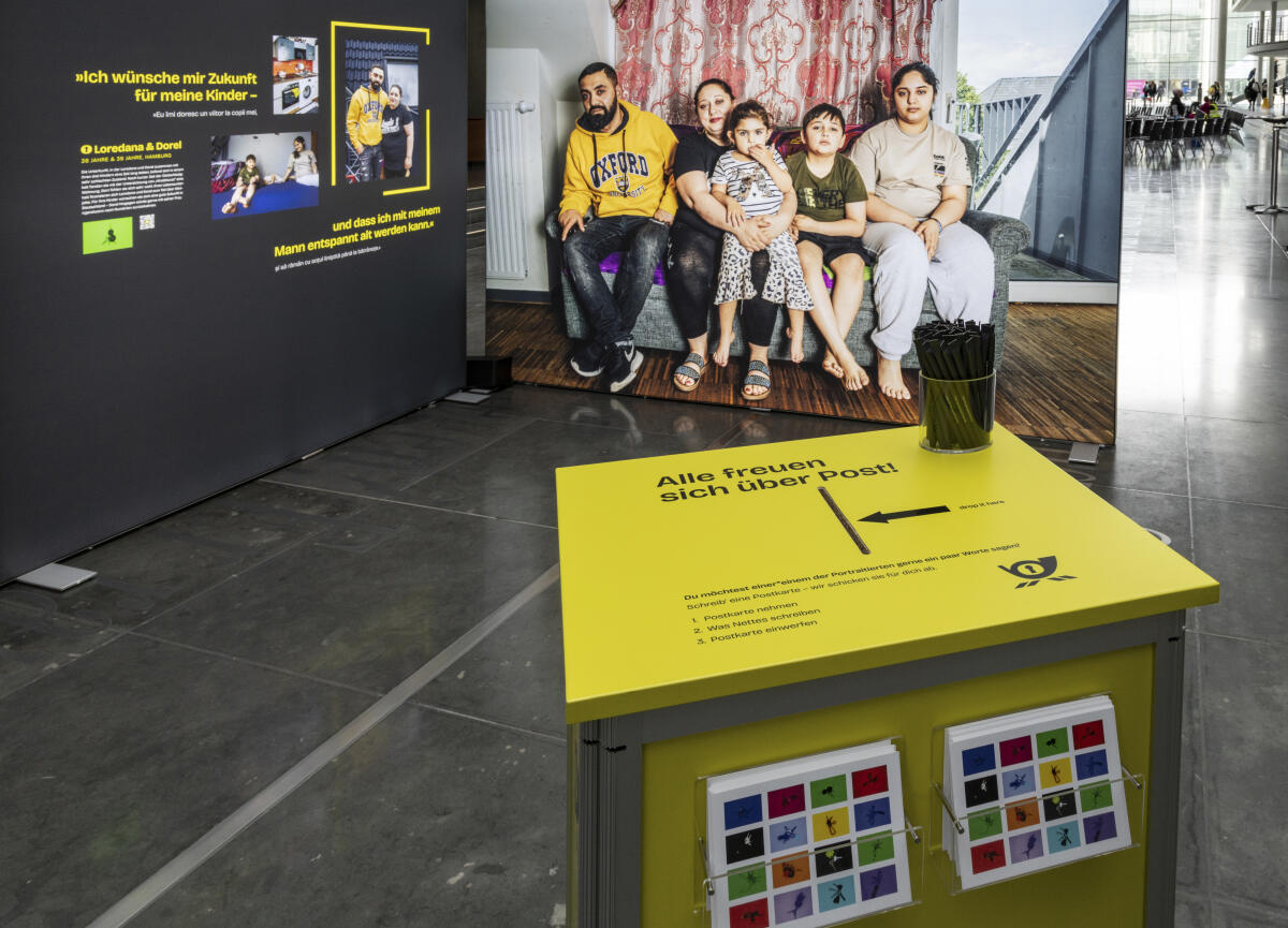 Die Ausstellung "Home Street Home – Wege aus der Obdachlosigkeit" zeigt Perspektiven und Schicksale von 18 porträtierten Menschen, die den Weg aus der Obdach- und Wohnungslosigkeit zurück in ein eigenes Zuhause gefunden haben. Die Ausstellung beleuchtet verschiedene Fragestellungen rund um das Thema Obdach- und Wohnungslosigkeit und erzählt die Geschichten von Menschen, die selbst über viele Jahre wohnungs- oder obdachlos waren. ; Im Zeitraum vom 18. Oktober bis 17. November 2023 wird die Ausstellung in der Halle im Paul-Löbe-Haus präsentiert. Die Ausstellung "Home Street Home – Wege aus der Obdachlosigkeit" zeigt Perspektiven und Schicksale von 18 porträtierten Menschen, die den Weg aus der Obdach- und Wohnungslosigkeit zurück in ein eigenes Zuhause gefunden haben. Die Ausstellung beleuchtet verschiedene Fragestellungen rund um das Thema Obdach- und Wohnungslosigkeit und erzählt die Geschichten von Menschen, die selbst über viele Jahre wohnungs- oder obdachlos waren. ; Im Zeitraum vom 18. Oktober bis 17. November 2023 wird die Ausstellung in der Halle im Paul-Löbe-Haus präsentiert.