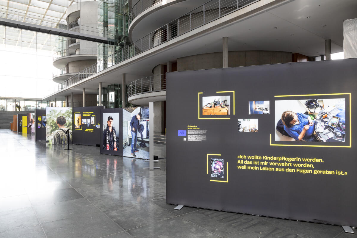 Die Ausstellung "Home Street Home – Wege aus der Obdachlosigkeit" zeigt Perspektiven und Schicksale von 18 porträtierten Menschen, die den Weg aus der Obdach- und Wohnungslosigkeit zurück in ein eigenes Zuhause gefunden haben. Die Ausstellung beleuchtet verschiedene Fragestellungen rund um das Thema Obdach- und Wohnungslosigkeit und erzählt die Geschichten von Menschen, die selbst über viele Jahre wohnungs- oder obdachlos waren. ; Im Zeitraum vom 18. Oktober bis 17. November 2023 wird die Ausstellung in der Halle im Paul-Löbe-Haus präsentiert. Die Ausstellung "Home Street Home – Wege aus der Obdachlosigkeit" zeigt Perspektiven und Schicksale von 18 porträtierten Menschen, die den Weg aus der Obdach- und Wohnungslosigkeit zurück in ein eigenes Zuhause gefunden haben. Die Ausstellung beleuchtet verschiedene Fragestellungen rund um das Thema Obdach- und Wohnungslosigkeit und erzählt die Geschichten von Menschen, die selbst über viele Jahre wohnungs- oder obdachlos waren. ; Im Zeitraum vom 18. Oktober bis 17. November 2023 wird die Ausstellung in der Halle im Paul-Löbe-Haus präsentiert.