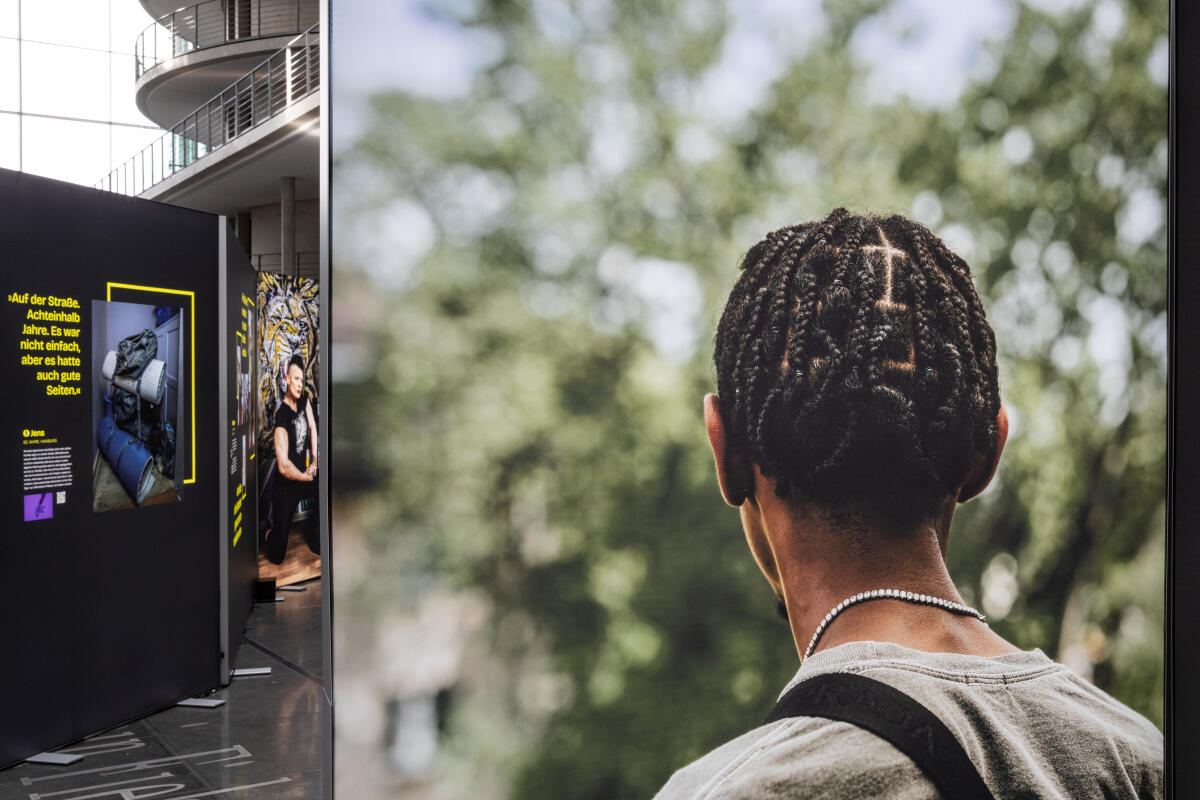  Die Ausstellung "Home Street Home – Wege aus der Obdachlosigkeit" zeigt Perspektiven und Schicksale von 18 porträtierten Menschen, die den Weg aus der Obdach- und Wohnungslosigkeit zurück in ein eigenes Zuhause gefunden haben. Die Ausstellung beleuchtet verschiedene Fragestellungen rund um das Thema Obdach- und Wohnungslosigkeit und erzählt die Geschichten von Menschen, die selbst über viele Jahre wohnungs- oder obdachlos waren. ; Im Zeitraum vom 18. Oktober bis 17. November 2023 wird die Ausstellung in der Halle im Paul-Löbe-Haus präsentiert.