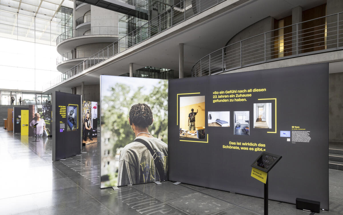 Die Ausstellung "Home Street Home – Wege aus der Obdachlosigkeit" zeigt Perspektiven und Schicksale von 18 porträtierten Menschen, die den Weg aus der Obdach- und Wohnungslosigkeit zurück in ein eigenes Zuhause gefunden haben. Die Ausstellung beleuchtet verschiedene Fragestellungen rund um das Thema Obdach- und Wohnungslosigkeit und erzählt die Geschichten von Menschen, die selbst über viele Jahre wohnungs- oder obdachlos waren. ; Im Zeitraum vom 18. Oktober bis 17. November 2023 wird die Ausstellung in der Halle im Paul-Löbe-Haus präsentiert. Die Ausstellung "Home Street Home – Wege aus der Obdachlosigkeit" zeigt Perspektiven und Schicksale von 18 porträtierten Menschen, die den Weg aus der Obdach- und Wohnungslosigkeit zurück in ein eigenes Zuhause gefunden haben. Die Ausstellung beleuchtet verschiedene Fragestellungen rund um das Thema Obdach- und Wohnungslosigkeit und erzählt die Geschichten von Menschen, die selbst über viele Jahre wohnungs- oder obdachlos waren. ; Im Zeitraum vom 18. Oktober bis 17. November 2023 wird die Ausstellung in der Halle im Paul-Löbe-Haus präsentiert.