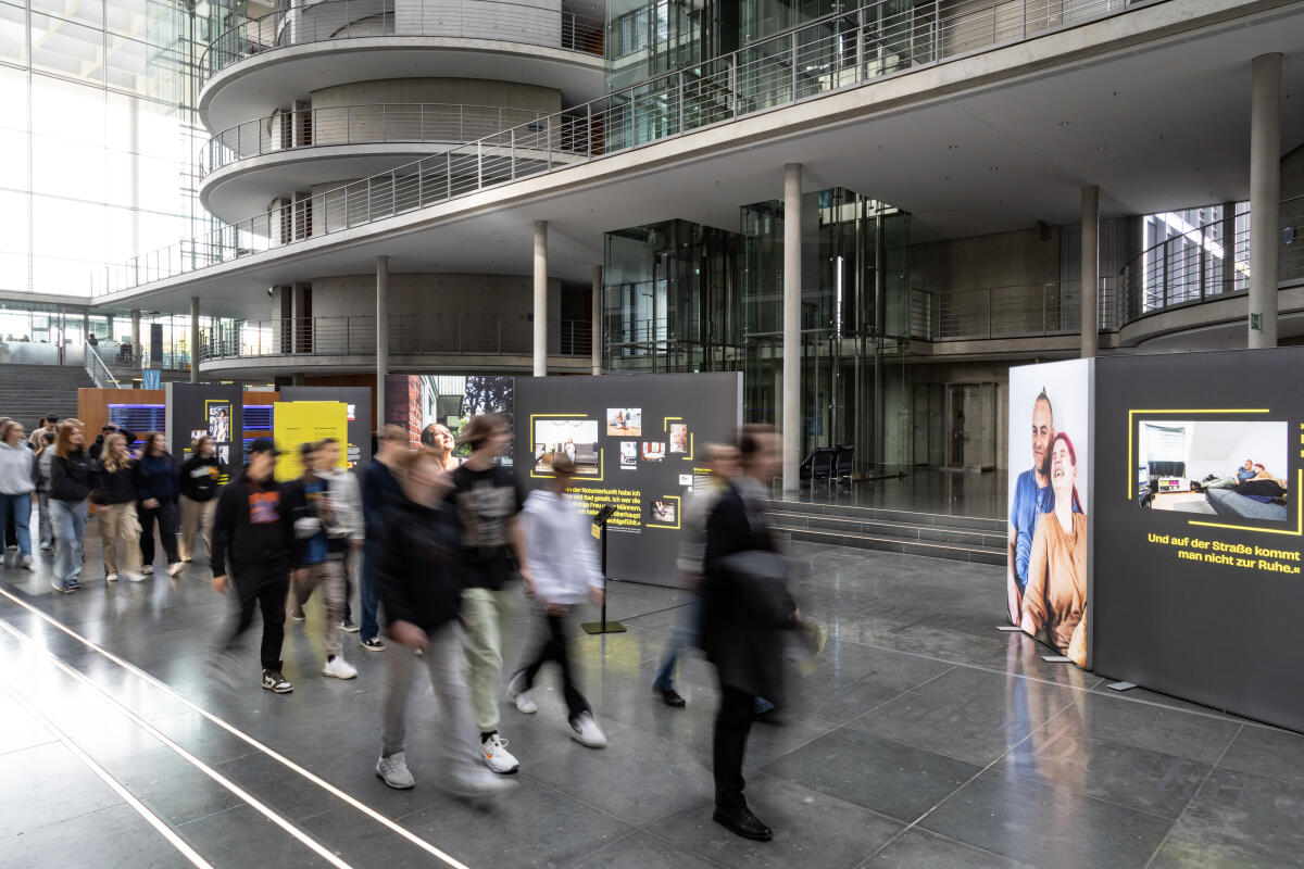 Die Ausstellung "Home Street Home – Wege aus der Obdachlosigkeit" zeigt Perspektiven und Schicksale von 18 porträtierten Menschen, die den Weg aus der Obdach- und Wohnungslosigkeit zurück in ein eigenes Zuhause gefunden haben. Die Ausstellung beleuchtet verschiedene Fragestellungen rund um das Thema Obdach- und Wohnungslosigkeit und erzählt die Geschichten von Menschen, die selbst über viele Jahre wohnungs- oder obdachlos waren. ; Im Zeitraum vom 18. Oktober bis 17. November 2023 wird die Ausstellung in der Halle im Paul-Löbe-Haus präsentiert. Die Ausstellung "Home Street Home – Wege aus der Obdachlosigkeit" zeigt Perspektiven und Schicksale von 18 porträtierten Menschen, die den Weg aus der Obdach- und Wohnungslosigkeit zurück in ein eigenes Zuhause gefunden haben. Die Ausstellung beleuchtet verschiedene Fragestellungen rund um das Thema Obdach- und Wohnungslosigkeit und erzählt die Geschichten von Menschen, die selbst über viele Jahre wohnungs- oder obdachlos waren. ; Im Zeitraum vom 18. Oktober bis 17. November 2023 wird die Ausstellung in der Halle im Paul-Löbe-Haus präsentiert.