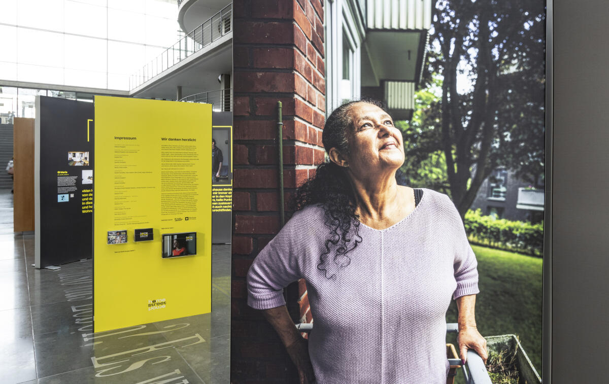 Die Ausstellung "Home Street Home – Wege aus der Obdachlosigkeit" zeigt Perspektiven und Schicksale von 18 porträtierten Menschen, die den Weg aus der Obdach- und Wohnungslosigkeit zurück in ein eigenes Zuhause gefunden haben. Die Ausstellung beleuchtet verschiedene Fragestellungen rund um das Thema Obdach- und Wohnungslosigkeit und erzählt die Geschichten von Menschen, die selbst über viele Jahre wohnungs- oder obdachlos waren. ; Im Zeitraum vom 18. Oktober bis 17. November 2023 wird die Ausstellung in der Halle im Paul-Löbe-Haus präsentiert. Die Ausstellung "Home Street Home – Wege aus der Obdachlosigkeit" zeigt Perspektiven und Schicksale von 18 porträtierten Menschen, die den Weg aus der Obdach- und Wohnungslosigkeit zurück in ein eigenes Zuhause gefunden haben. Die Ausstellung beleuchtet verschiedene Fragestellungen rund um das Thema Obdach- und Wohnungslosigkeit und erzählt die Geschichten von Menschen, die selbst über viele Jahre wohnungs- oder obdachlos waren. ; Im Zeitraum vom 18. Oktober bis 17. November 2023 wird die Ausstellung in der Halle im Paul-Löbe-Haus präsentiert.