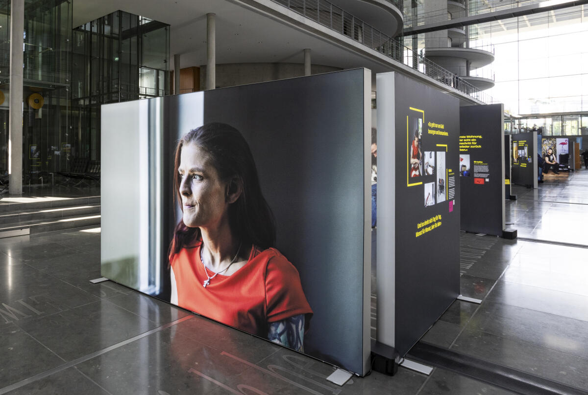 Die Ausstellung "Home Street Home – Wege aus der Obdachlosigkeit" zeigt Perspektiven und Schicksale von 18 porträtierten Menschen, die den Weg aus der Obdach- und Wohnungslosigkeit zurück in ein eigenes Zuhause gefunden haben. Die Ausstellung beleuchtet verschiedene Fragestellungen rund um das Thema Obdach- und Wohnungslosigkeit und erzählt die Geschichten von Menschen, die selbst über viele Jahre wohnungs- oder obdachlos waren. ; Im Zeitraum vom 18. Oktober bis 17. November 2023 wird die Ausstellung in der Halle im Paul-Löbe-Haus präsentiert. Die Ausstellung "Home Street Home – Wege aus der Obdachlosigkeit" zeigt Perspektiven und Schicksale von 18 porträtierten Menschen, die den Weg aus der Obdach- und Wohnungslosigkeit zurück in ein eigenes Zuhause gefunden haben. Die Ausstellung beleuchtet verschiedene Fragestellungen rund um das Thema Obdach- und Wohnungslosigkeit und erzählt die Geschichten von Menschen, die selbst über viele Jahre wohnungs- oder obdachlos waren. ; Im Zeitraum vom 18. Oktober bis 17. November 2023 wird die Ausstellung in der Halle im Paul-Löbe-Haus präsentiert.