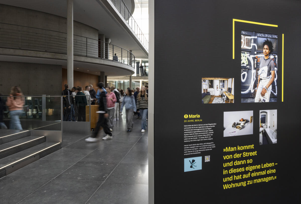Die Ausstellung "Home Street Home – Wege aus der Obdachlosigkeit" zeigt Perspektiven und Schicksale von 18 porträtierten Menschen, die den Weg aus der Obdach- und Wohnungslosigkeit zurück in ein eigenes Zuhause gefunden haben. Die Ausstellung beleuchtet verschiedene Fragestellungen rund um das Thema Obdach- und Wohnungslosigkeit und erzählt die Geschichten von Menschen, die selbst über viele Jahre wohnungs- oder obdachlos waren. ; Im Zeitraum vom 18. Oktober bis 17. November 2023 wird die Ausstellung in der Halle im Paul-Löbe-Haus präsentiert. Die Ausstellung "Home Street Home – Wege aus der Obdachlosigkeit" zeigt Perspektiven und Schicksale von 18 porträtierten Menschen, die den Weg aus der Obdach- und Wohnungslosigkeit zurück in ein eigenes Zuhause gefunden haben. Die Ausstellung beleuchtet verschiedene Fragestellungen rund um das Thema Obdach- und Wohnungslosigkeit und erzählt die Geschichten von Menschen, die selbst über viele Jahre wohnungs- oder obdachlos waren. ; Im Zeitraum vom 18. Oktober bis 17. November 2023 wird die Ausstellung in der Halle im Paul-Löbe-Haus präsentiert.