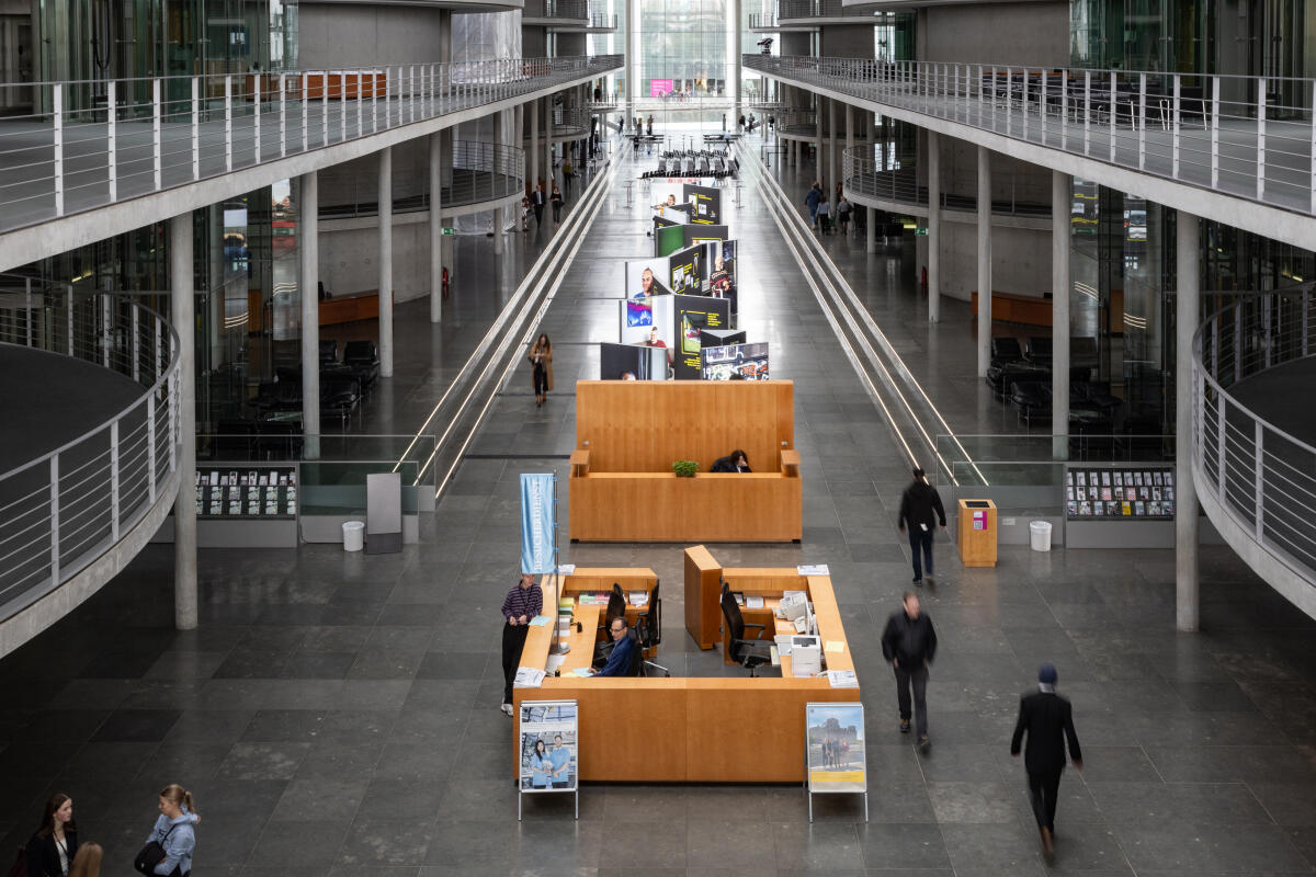 Die Ausstellung "Home Street Home – Wege aus der Obdachlosigkeit" zeigt Perspektiven und Schicksale von 18 porträtierten Menschen, die den Weg aus der Obdach- und Wohnungslosigkeit zurück in ein eigenes Zuhause gefunden haben. Die Ausstellung beleuchtet verschiedene Fragestellungen rund um das Thema Obdach- und Wohnungslosigkeit und erzählt die Geschichten von Menschen, die selbst über viele Jahre wohnungs- oder obdachlos waren. ; Im Zeitraum vom 18. Oktober bis 17. November 2023 wird die Ausstellung in der Halle im Paul-Löbe-Haus präsentiert. Die Ausstellung "Home Street Home – Wege aus der Obdachlosigkeit" zeigt Perspektiven und Schicksale von 18 porträtierten Menschen, die den Weg aus der Obdach- und Wohnungslosigkeit zurück in ein eigenes Zuhause gefunden haben. Die Ausstellung beleuchtet verschiedene Fragestellungen rund um das Thema Obdach- und Wohnungslosigkeit und erzählt die Geschichten von Menschen, die selbst über viele Jahre wohnungs- oder obdachlos waren. ; Im Zeitraum vom 18. Oktober bis 17. November 2023 wird die Ausstellung in der Halle im Paul-Löbe-Haus präsentiert.