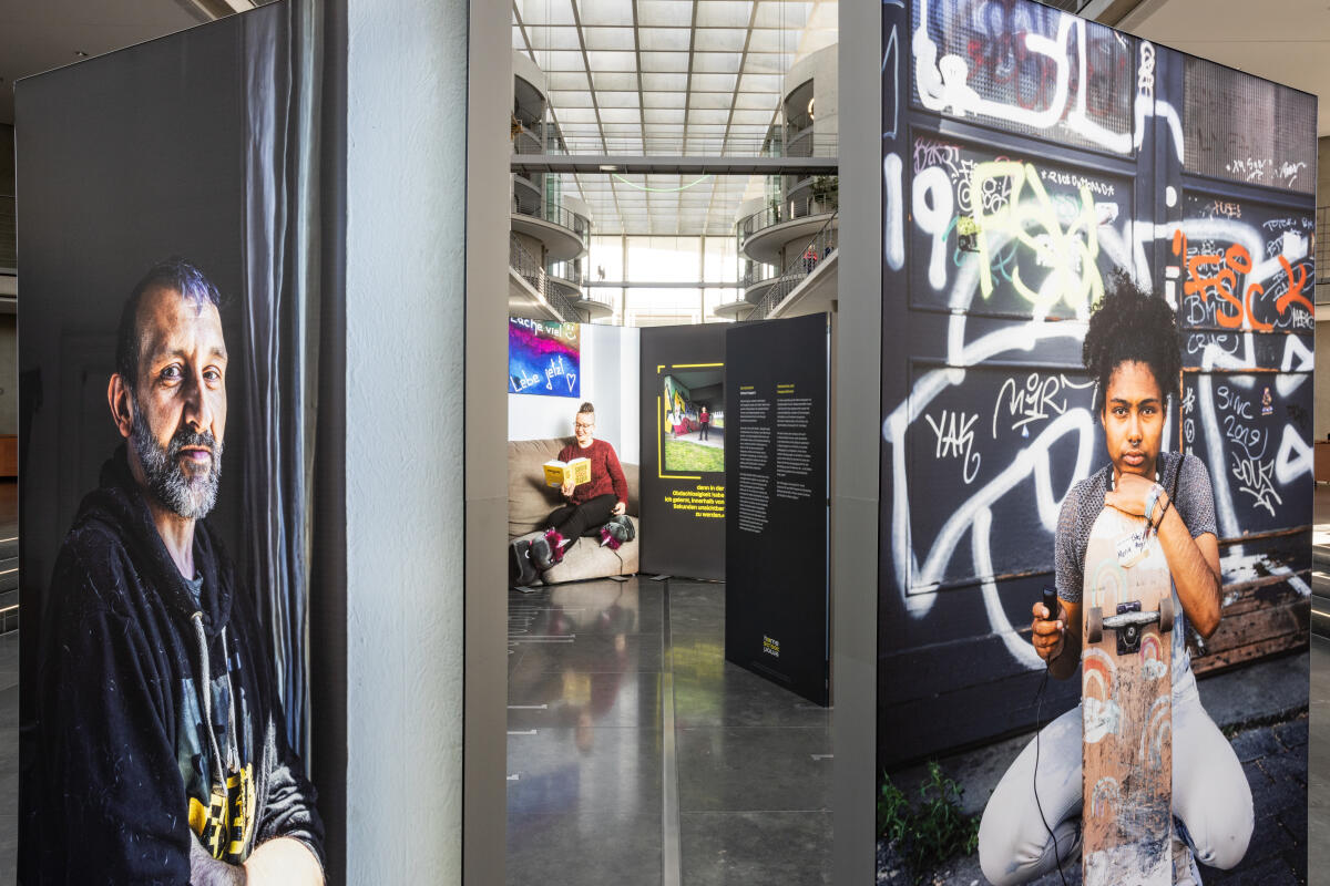 Die Ausstellung "Home Street Home – Wege aus der Obdachlosigkeit" zeigt Perspektiven und Schicksale von 18 porträtierten Menschen, die den Weg aus der Obdach- und Wohnungslosigkeit zurück in ein eigenes Zuhause gefunden haben. Die Ausstellung beleuchtet verschiedene Fragestellungen rund um das Thema Obdach- und Wohnungslosigkeit und erzählt die Geschichten von Menschen, die selbst über viele Jahre wohnungs- oder obdachlos waren. ; Im Zeitraum vom 18. Oktober bis 17. November 2023 wird die Ausstellung in der Halle im Paul-Löbe-Haus präsentiert. Die Ausstellung "Home Street Home – Wege aus der Obdachlosigkeit" zeigt Perspektiven und Schicksale von 18 porträtierten Menschen, die den Weg aus der Obdach- und Wohnungslosigkeit zurück in ein eigenes Zuhause gefunden haben. Die Ausstellung beleuchtet verschiedene Fragestellungen rund um das Thema Obdach- und Wohnungslosigkeit und erzählt die Geschichten von Menschen, die selbst über viele Jahre wohnungs- oder obdachlos waren. ; Im Zeitraum vom 18. Oktober bis 17. November 2023 wird die Ausstellung in der Halle im Paul-Löbe-Haus präsentiert.