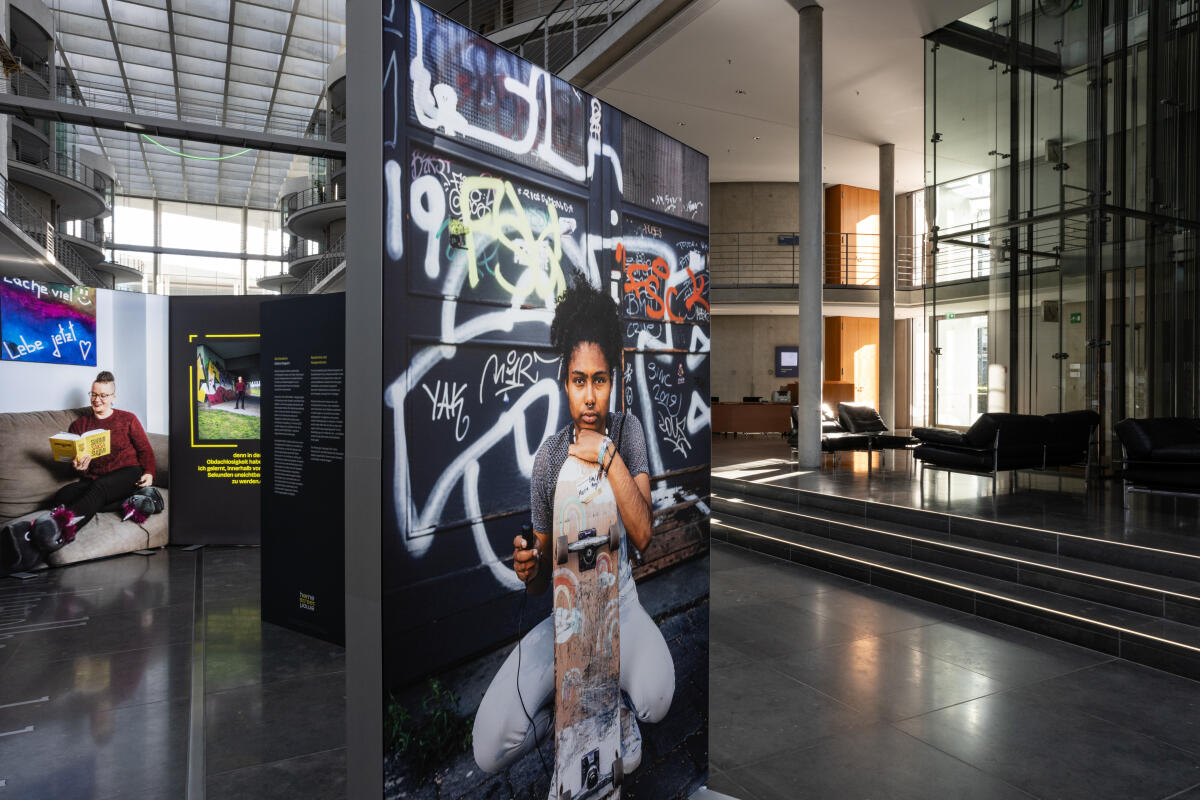 Die Ausstellung "Home Street Home – Wege aus der Obdachlosigkeit" zeigt Perspektiven und Schicksale von 18 porträtierten Menschen, die den Weg aus der Obdach- und Wohnungslosigkeit zurück in ein eigenes Zuhause gefunden haben. Die Ausstellung beleuchtet verschiedene Fragestellungen rund um das Thema Obdach- und Wohnungslosigkeit und erzählt die Geschichten von Menschen, die selbst über viele Jahre wohnungs- oder obdachlos waren. ; Im Zeitraum vom 18. Oktober bis 17. November 2023 wird die Ausstellung in der Halle im Paul-Löbe-Haus präsentiert. Die Ausstellung "Home Street Home – Wege aus der Obdachlosigkeit" zeigt Perspektiven und Schicksale von 18 porträtierten Menschen, die den Weg aus der Obdach- und Wohnungslosigkeit zurück in ein eigenes Zuhause gefunden haben. Die Ausstellung beleuchtet verschiedene Fragestellungen rund um das Thema Obdach- und Wohnungslosigkeit und erzählt die Geschichten von Menschen, die selbst über viele Jahre wohnungs- oder obdachlos waren. ; Im Zeitraum vom 18. Oktober bis 17. November 2023 wird die Ausstellung in der Halle im Paul-Löbe-Haus präsentiert.
