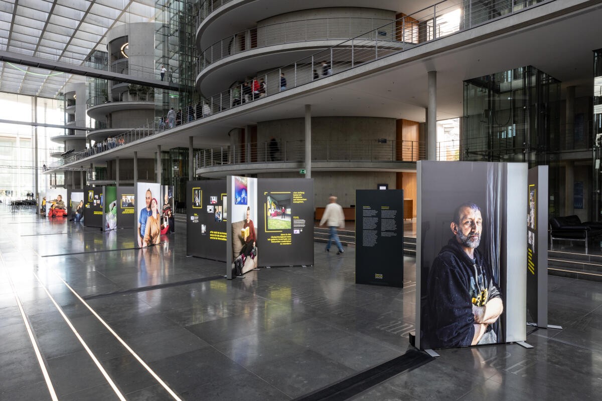 Die Ausstellung "Home Street Home – Wege aus der Obdachlosigkeit" zeigt Perspektiven und Schicksale von 18 porträtierten Menschen, die den Weg aus der Obdach- und Wohnungslosigkeit zurück in ein eigenes Zuhause gefunden haben. Die Ausstellung beleuchtet verschiedene Fragestellungen rund um das Thema Obdach- und Wohnungslosigkeit und erzählt die Geschichten von Menschen, die selbst über viele Jahre wohnungs- oder obdachlos waren. ; Im Zeitraum vom 18. Oktober bis 17. November 2023 wird die Ausstellung in der Halle im Paul-Löbe-Haus präsentiert. Die Ausstellung "Home Street Home – Wege aus der Obdachlosigkeit" zeigt Perspektiven und Schicksale von 18 porträtierten Menschen, die den Weg aus der Obdach- und Wohnungslosigkeit zurück in ein eigenes Zuhause gefunden haben. Die Ausstellung beleuchtet verschiedene Fragestellungen rund um das Thema Obdach- und Wohnungslosigkeit und erzählt die Geschichten von Menschen, die selbst über viele Jahre wohnungs- oder obdachlos waren. ; Im Zeitraum vom 18. Oktober bis 17. November 2023 wird die Ausstellung in der Halle im Paul-Löbe-Haus präsentiert.