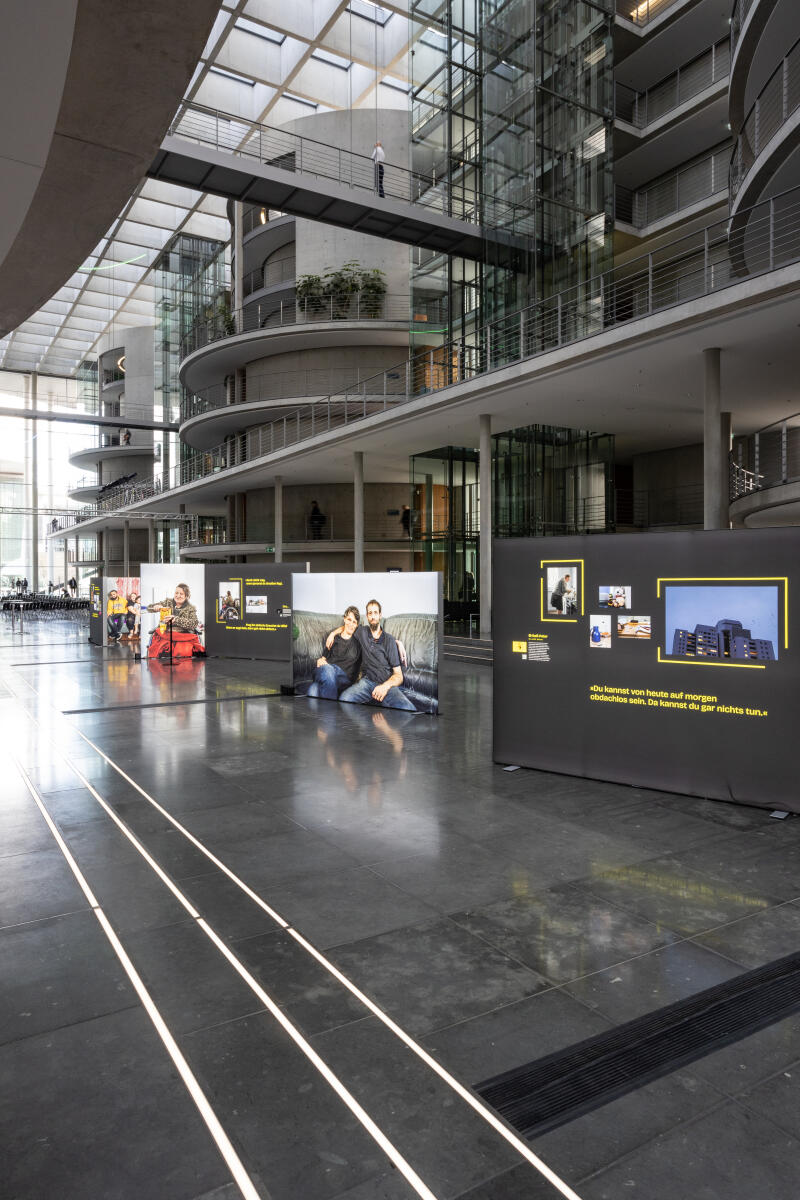 Die Ausstellung "Home Street Home – Wege aus der Obdachlosigkeit" zeigt Perspektiven und Schicksale von 18 porträtierten Menschen, die den Weg aus der Obdach- und Wohnungslosigkeit zurück in ein eigenes Zuhause gefunden haben. Die Ausstellung beleuchtet verschiedene Fragestellungen rund um das Thema Obdach- und Wohnungslosigkeit und erzählt die Geschichten von Menschen, die selbst über viele Jahre wohnungs- oder obdachlos waren. ; Im Zeitraum vom 18. Oktober bis 17. November 2023 wird die Ausstellung in der Halle im Paul-Löbe-Haus präsentiert. Die Ausstellung "Home Street Home – Wege aus der Obdachlosigkeit" zeigt Perspektiven und Schicksale von 18 porträtierten Menschen, die den Weg aus der Obdach- und Wohnungslosigkeit zurück in ein eigenes Zuhause gefunden haben. Die Ausstellung beleuchtet verschiedene Fragestellungen rund um das Thema Obdach- und Wohnungslosigkeit und erzählt die Geschichten von Menschen, die selbst über viele Jahre wohnungs- oder obdachlos waren. ; Im Zeitraum vom 18. Oktober bis 17. November 2023 wird die Ausstellung in der Halle im Paul-Löbe-Haus präsentiert.