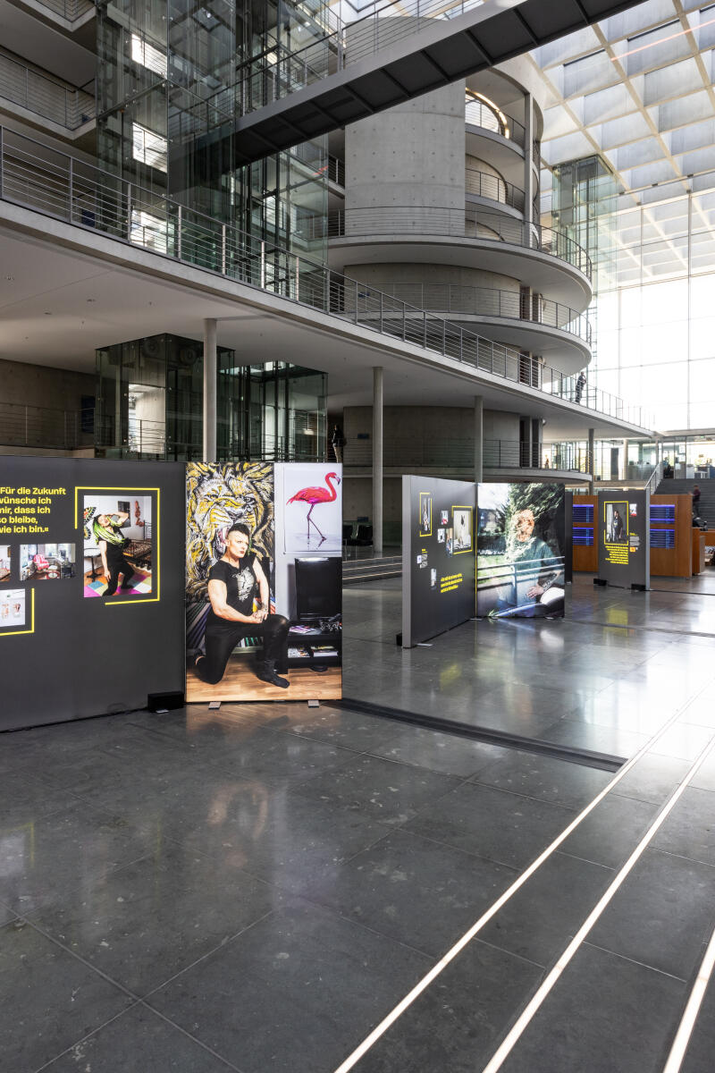 Die Ausstellung "Home Street Home – Wege aus der Obdachlosigkeit" zeigt Perspektiven und Schicksale von 18 porträtierten Menschen, die den Weg aus der Obdach- und Wohnungslosigkeit zurück in ein eigenes Zuhause gefunden haben. Die Ausstellung beleuchtet verschiedene Fragestellungen rund um das Thema Obdach- und Wohnungslosigkeit und erzählt die Geschichten von Menschen, die selbst über viele Jahre wohnungs- oder obdachlos waren. ; Im Zeitraum vom 18. Oktober bis 17. November 2023 wird die Ausstellung in der Halle im Paul-Löbe-Haus präsentiert. Die Ausstellung "Home Street Home – Wege aus der Obdachlosigkeit" zeigt Perspektiven und Schicksale von 18 porträtierten Menschen, die den Weg aus der Obdach- und Wohnungslosigkeit zurück in ein eigenes Zuhause gefunden haben. Die Ausstellung beleuchtet verschiedene Fragestellungen rund um das Thema Obdach- und Wohnungslosigkeit und erzählt die Geschichten von Menschen, die selbst über viele Jahre wohnungs- oder obdachlos waren. ; Im Zeitraum vom 18. Oktober bis 17. November 2023 wird die Ausstellung in der Halle im Paul-Löbe-Haus präsentiert.
