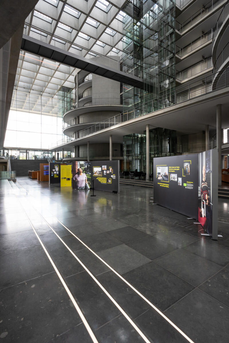 Die Ausstellung "Home Street Home – Wege aus der Obdachlosigkeit" zeigt Perspektiven und Schicksale von 18 porträtierten Menschen, die den Weg aus der Obdach- und Wohnungslosigkeit zurück in ein eigenes Zuhause gefunden haben. Die Ausstellung beleuchtet verschiedene Fragestellungen rund um das Thema Obdach- und Wohnungslosigkeit und erzählt die Geschichten von Menschen, die selbst über viele Jahre wohnungs- oder obdachlos waren. ; Im Zeitraum vom 18. Oktober bis 17. November 2023 wird die Ausstellung in der Halle im Paul-Löbe-Haus präsentiert. Die Ausstellung "Home Street Home – Wege aus der Obdachlosigkeit" zeigt Perspektiven und Schicksale von 18 porträtierten Menschen, die den Weg aus der Obdach- und Wohnungslosigkeit zurück in ein eigenes Zuhause gefunden haben. Die Ausstellung beleuchtet verschiedene Fragestellungen rund um das Thema Obdach- und Wohnungslosigkeit und erzählt die Geschichten von Menschen, die selbst über viele Jahre wohnungs- oder obdachlos waren. ; Im Zeitraum vom 18. Oktober bis 17. November 2023 wird die Ausstellung in der Halle im Paul-Löbe-Haus präsentiert.