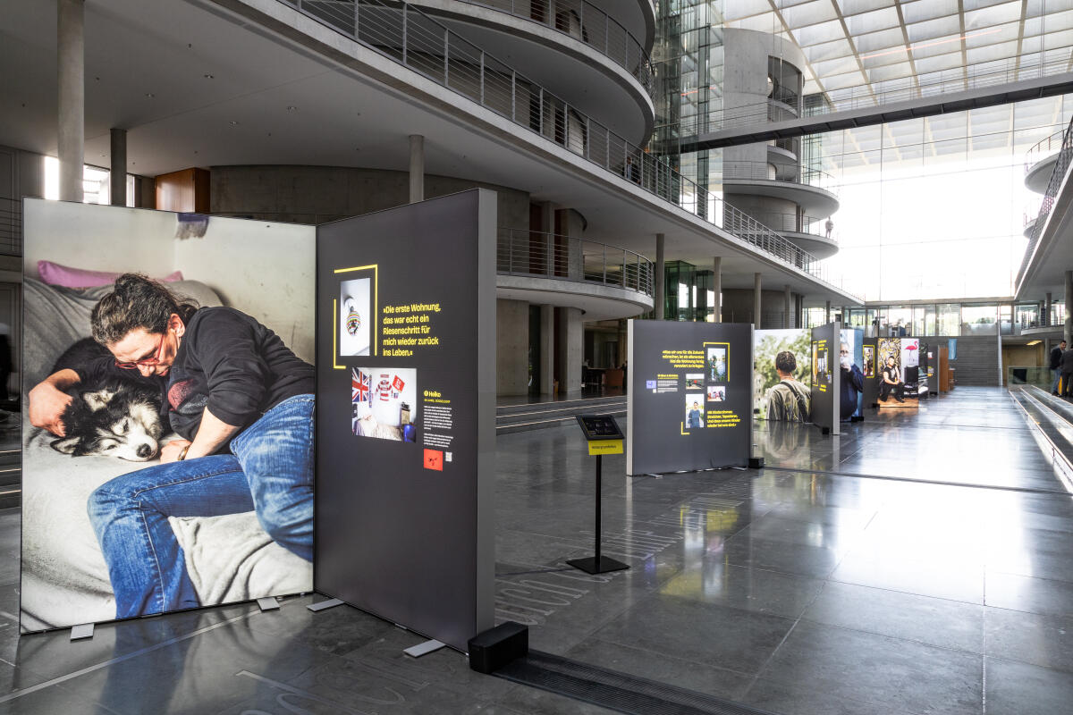 Die Ausstellung "Home Street Home – Wege aus der Obdachlosigkeit" zeigt Perspektiven und Schicksale von 18 porträtierten Menschen, die den Weg aus der Obdach- und Wohnungslosigkeit zurück in ein eigenes Zuhause gefunden haben. Die Ausstellung beleuchtet verschiedene Fragestellungen rund um das Thema Obdach- und Wohnungslosigkeit und erzählt die Geschichten von Menschen, die selbst über viele Jahre wohnungs- oder obdachlos waren. ; Im Zeitraum vom 18. Oktober bis 17. November 2023 wird die Ausstellung in der Halle im Paul-Löbe-Haus präsentiert. Die Ausstellung "Home Street Home – Wege aus der Obdachlosigkeit" zeigt Perspektiven und Schicksale von 18 porträtierten Menschen, die den Weg aus der Obdach- und Wohnungslosigkeit zurück in ein eigenes Zuhause gefunden haben. Die Ausstellung beleuchtet verschiedene Fragestellungen rund um das Thema Obdach- und Wohnungslosigkeit und erzählt die Geschichten von Menschen, die selbst über viele Jahre wohnungs- oder obdachlos waren. ; Im Zeitraum vom 18. Oktober bis 17. November 2023 wird die Ausstellung in der Halle im Paul-Löbe-Haus präsentiert.
