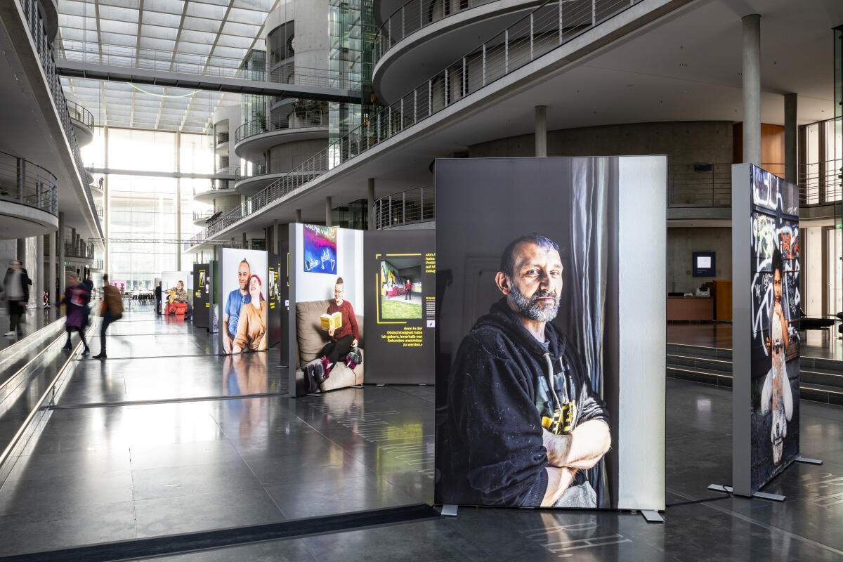 Die Ausstellung "Home Street Home – Wege aus der Obdachlosigkeit" zeigt Perspektiven und Schicksale von 18 porträtierten Menschen, die den Weg aus der Obdach- und Wohnungslosigkeit zurück in ein eigenes Zuhause gefunden haben. Die Ausstellung beleuchtet verschiedene Fragestellungen rund um das Thema Obdach- und Wohnungslosigkeit und erzählt die Geschichten von Menschen, die selbst über viele Jahre wohnungs- oder obdachlos waren. ; Im Zeitraum vom 18. Oktober bis 17. November 2023 wird die Ausstellung in der Halle im Paul-Löbe-Haus präsentiert. Die Ausstellung "Home Street Home – Wege aus der Obdachlosigkeit" zeigt Perspektiven und Schicksale von 18 porträtierten Menschen, die den Weg aus der Obdach- und Wohnungslosigkeit zurück in ein eigenes Zuhause gefunden haben. Die Ausstellung beleuchtet verschiedene Fragestellungen rund um das Thema Obdach- und Wohnungslosigkeit und erzählt die Geschichten von Menschen, die selbst über viele Jahre wohnungs- oder obdachlos waren. ; Im Zeitraum vom 18. Oktober bis 17. November 2023 wird die Ausstellung in der Halle im Paul-Löbe-Haus präsentiert.