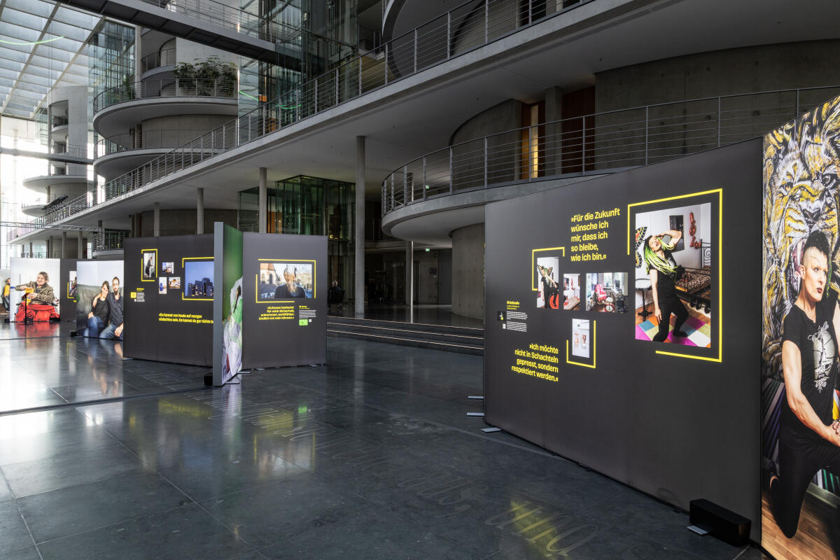 Die Ausstellung "Home Street Home – Wege aus der Obdachlosigkeit" zeigt Perspektiven und Schicksale von 18 porträtierten Menschen, die den Weg aus der Obdach- und Wohnungslosigkeit zurück in ein eigenes Zuhause gefunden haben. Die Ausstellung beleuchtet verschiedene Fragestellungen rund um das Thema Obdach- und Wohnungslosigkeit und erzählt die Geschichten von Menschen, die selbst über viele Jahre wohnungs- oder obdachlos waren. ; Im Zeitraum vom 18. Oktober bis 17. November 2023 wird die Ausstellung in der Halle im Paul-Löbe-Haus präsentiert. Die Ausstellung "Home Street Home – Wege aus der Obdachlosigkeit" zeigt Perspektiven und Schicksale von 18 porträtierten Menschen, die den Weg aus der Obdach- und Wohnungslosigkeit zurück in ein eigenes Zuhause gefunden haben. Die Ausstellung beleuchtet verschiedene Fragestellungen rund um das Thema Obdach- und Wohnungslosigkeit und erzählt die Geschichten von Menschen, die selbst über viele Jahre wohnungs- oder obdachlos waren. ; Im Zeitraum vom 18. Oktober bis 17. November 2023 wird die Ausstellung in der Halle im Paul-Löbe-Haus präsentiert.