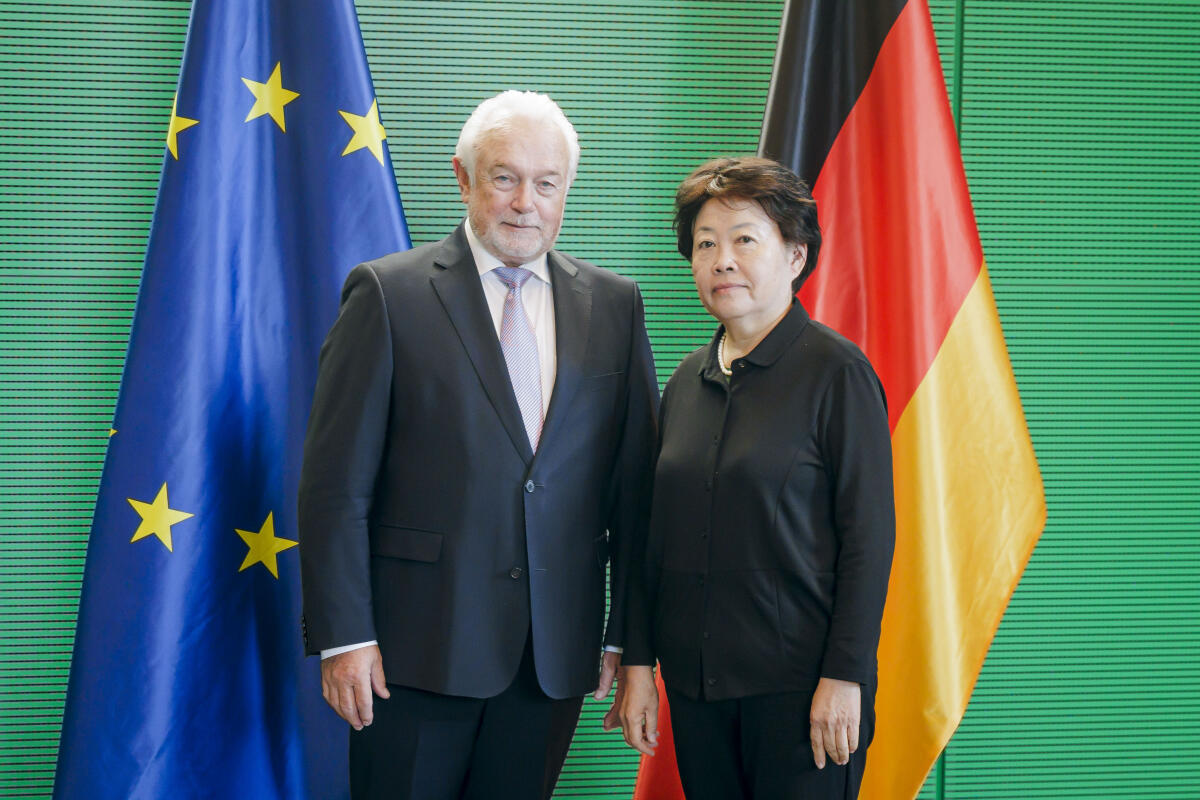 Bundestagsvizepräsident Wolfgang Kubicki (l), FDP, MdB, empfängt eine Delegation von Parlamentariern der Volksrepublik China unter Vorsitz von Chingying Xin (r), Vorsitzende der Chinesisch-Deutschen Freundschaftsgruppe des Nationalen Volkskongresses der Volksrepublik China, zu einem Gespräch. Kubicki, Wolfgang Bundestagsvizepräsident Wolfgang Kubicki (l), FDP, MdB, empfängt eine Delegation von Parlamentariern der Volksrepublik China unter Vorsitz von Chingying Xin (r), Vorsitzende der Chinesisch-Deutschen Freundschaftsgruppe des Nationalen Volkskongresses der Volksrepublik China, zu einem Gespräch.