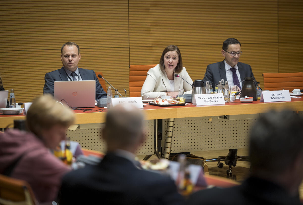 12. Sitzung (Sondersitzung) der IuK-Kommission des Ältestenrates zum Thema „Künstliche Intelligenz“ unter Leitung der Bundestagsvizepräsidentin Yvonne Magwas, CDU/CSU, MdB. Magwas, Yvonne 12. Sitzung (Sondersitzung) der IuK-Kommission des Ältestenrates zum Thema „Künstliche Intelligenz“ unter Leitung der Bundestagsvizepräsidentin Yvonne Magwas, CDU/CSU, MdB.