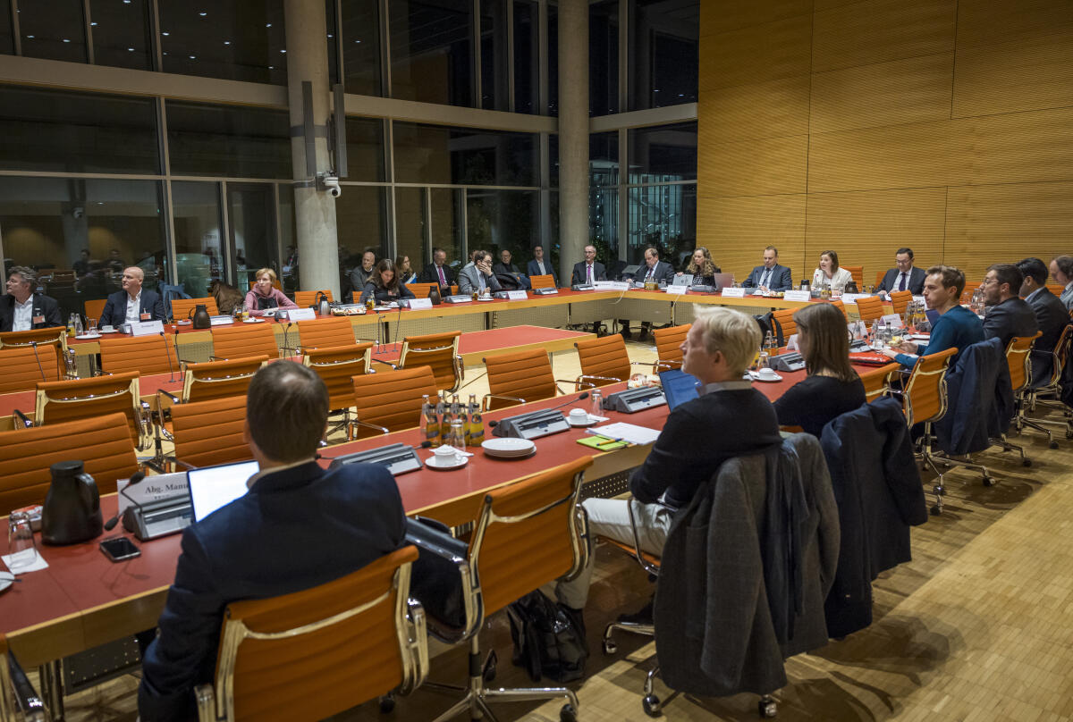12. Sitzung (Sondersitzung) der IuK-Kommission des Ältestenrates zum Thema „Künstliche Intelligenz“. Blick in den Saal. 12. Sitzung (Sondersitzung) der IuK-Kommission des Ältestenrates zum Thema „Künstliche Intelligenz“. Blick in den Saal.