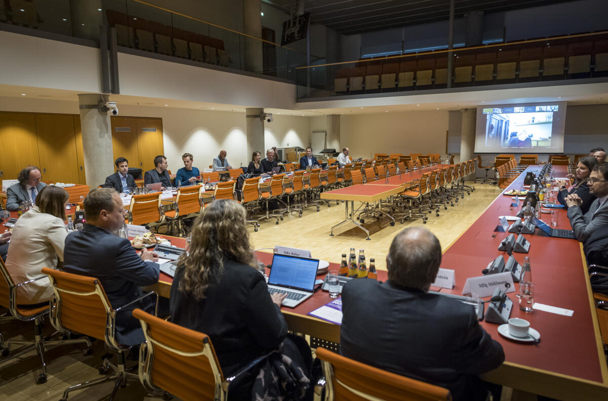 12. Sitzung (Sondersitzung) der IuK-Kommission des Ältestenrates zum Thema „Künstliche Intelligenz“. Blick in den Saal. 12. Sitzung (Sondersitzung) der IuK-Kommission des Ältestenrates zum Thema „Künstliche Intelligenz“. Blick in den Saal.