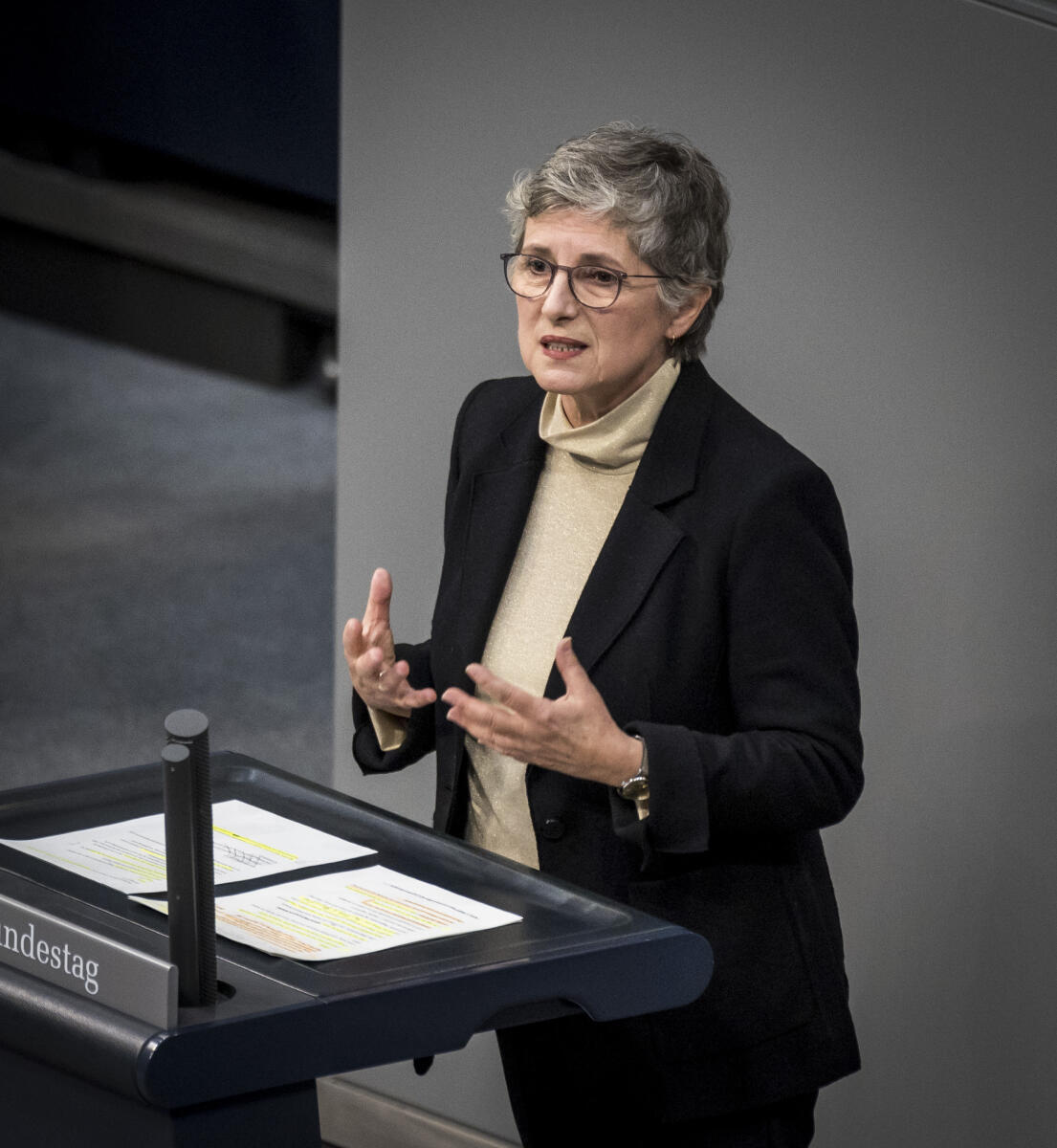 Britta Haßelmann, Bündnis 90/Die Grünen, MdB, hält eine Rede zu TOP 7 "Regierungserklärung zum Europäischen Rat" im Plenum. Haßelmann, Britta Britta Haßelmann, Bündnis 90/Die Grünen, MdB, hält eine Rede zu TOP 7 "Regierungserklärung zum Europäischen Rat" im Plenum.