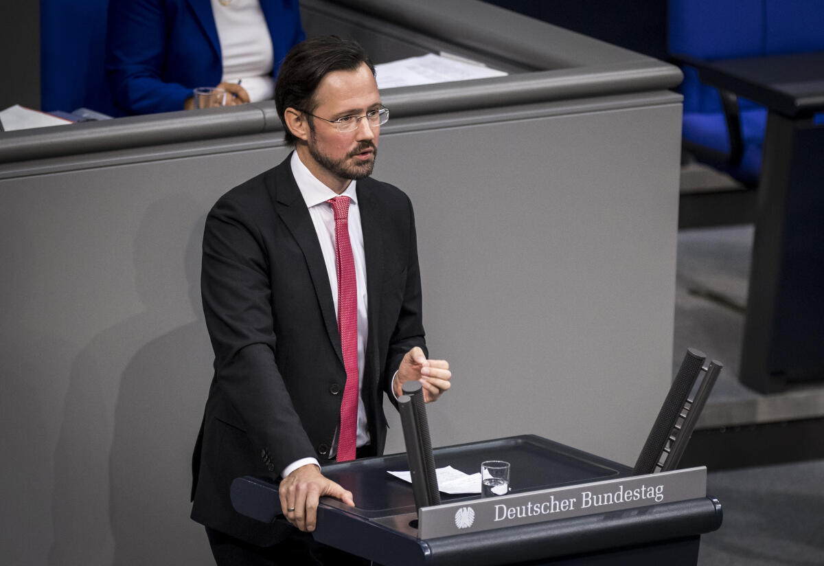 Dirk Wiese, SPD, MdB, hält eine Rede zu TOP 7 "Regierungserklärung zum Europäischen Rat" im Plenum. Wiese, Dirk Dirk Wiese, SPD, MdB, hält eine Rede zu TOP 7 "Regierungserklärung zum Europäischen Rat" im Plenum.