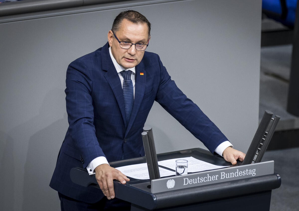 Tino Chrupalla, AfD, MdB, hält eine Rede zu TOP 7 "Regierungserklärung zum Europäischen Rat" im Plenum. Chrupalla, Tino Tino Chrupalla, AfD, MdB, hält eine Rede zu TOP 7 "Regierungserklärung zum Europäischen Rat" im Plenum.