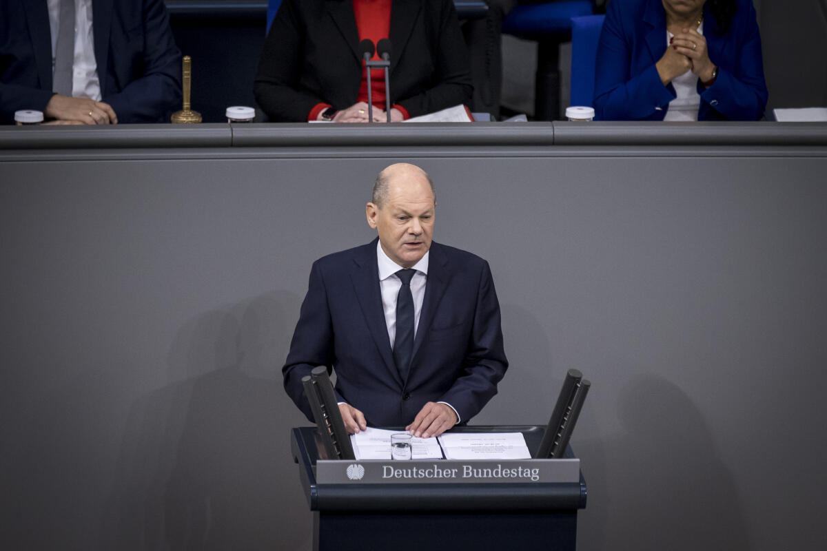 Scholz, Olaf Bundeskanzler Olaf Scholz, SPD, MdB, gibt zu TOP 7 eine Regierungserklärung zum Gipfeltreffen des Europäischen Rates am 26. und 27. Oktober ab.