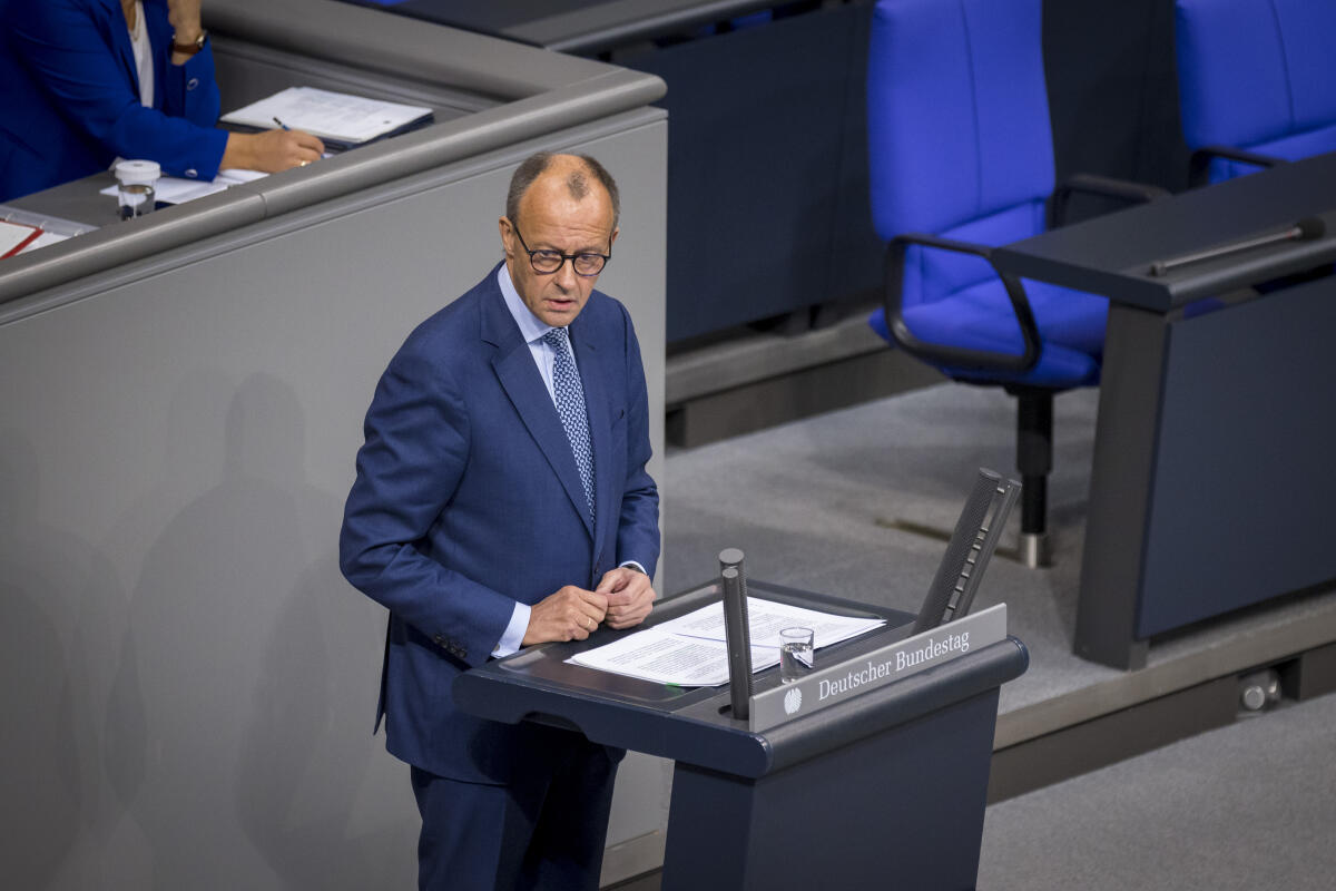 Friedrich Merz, CDU/CSU, MdB, hält eine Rede zu TOP 7 "Regierungserklärung zum Europäischen Rat" im Plenum. Merz, Friedrich Friedrich Merz, CDU/CSU, MdB, hält eine Rede zu TOP 7 "Regierungserklärung zum Europäischen Rat" im Plenum.